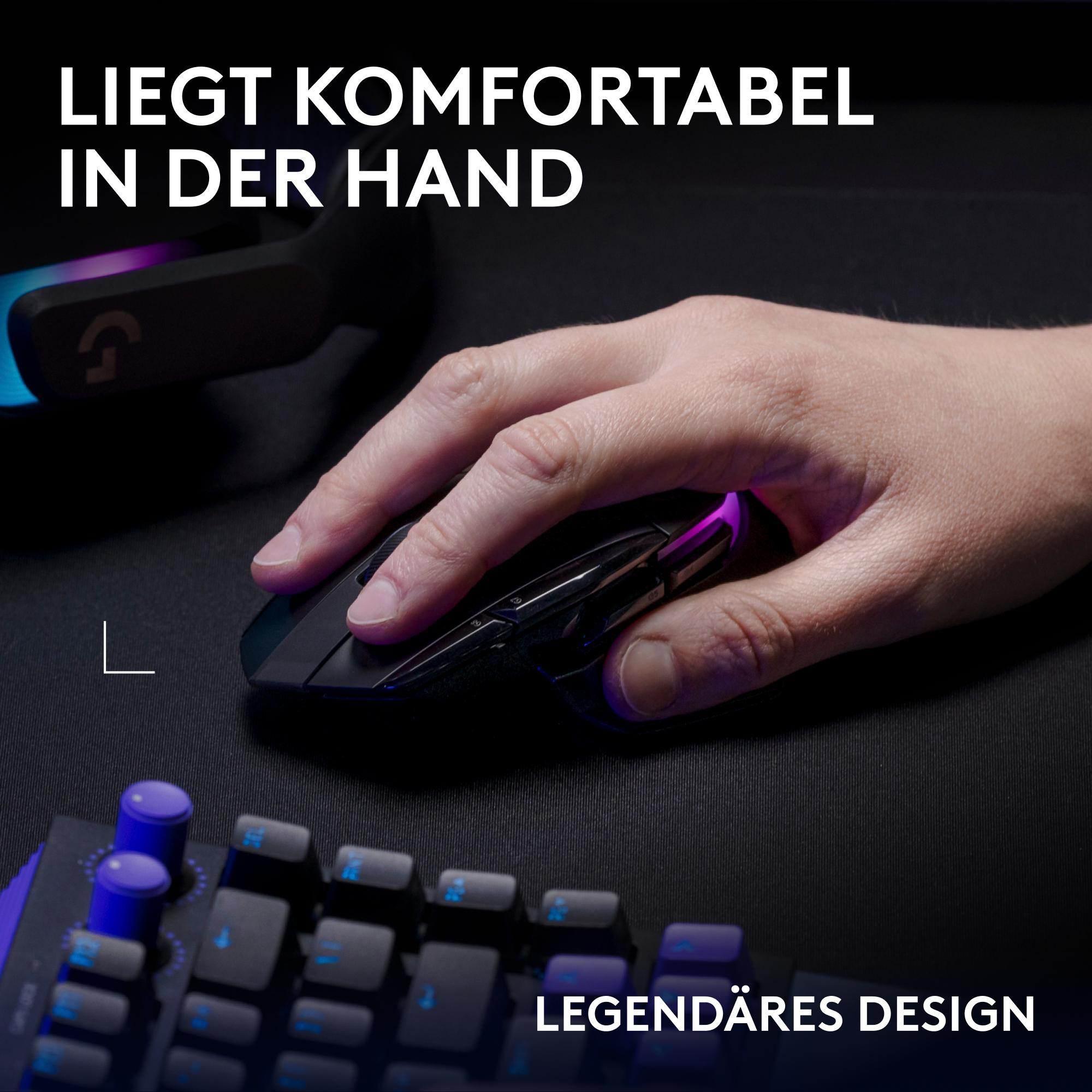 Eine Hand liegt bequem auf einer schwarzen Gaming-Maus mit bunter Beleuchtung auf einer dunklen Oberfläche.