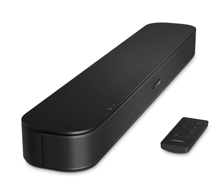 Czarny soundbar z zaokrąglonymi rogami i małym pilotem na białym tle.