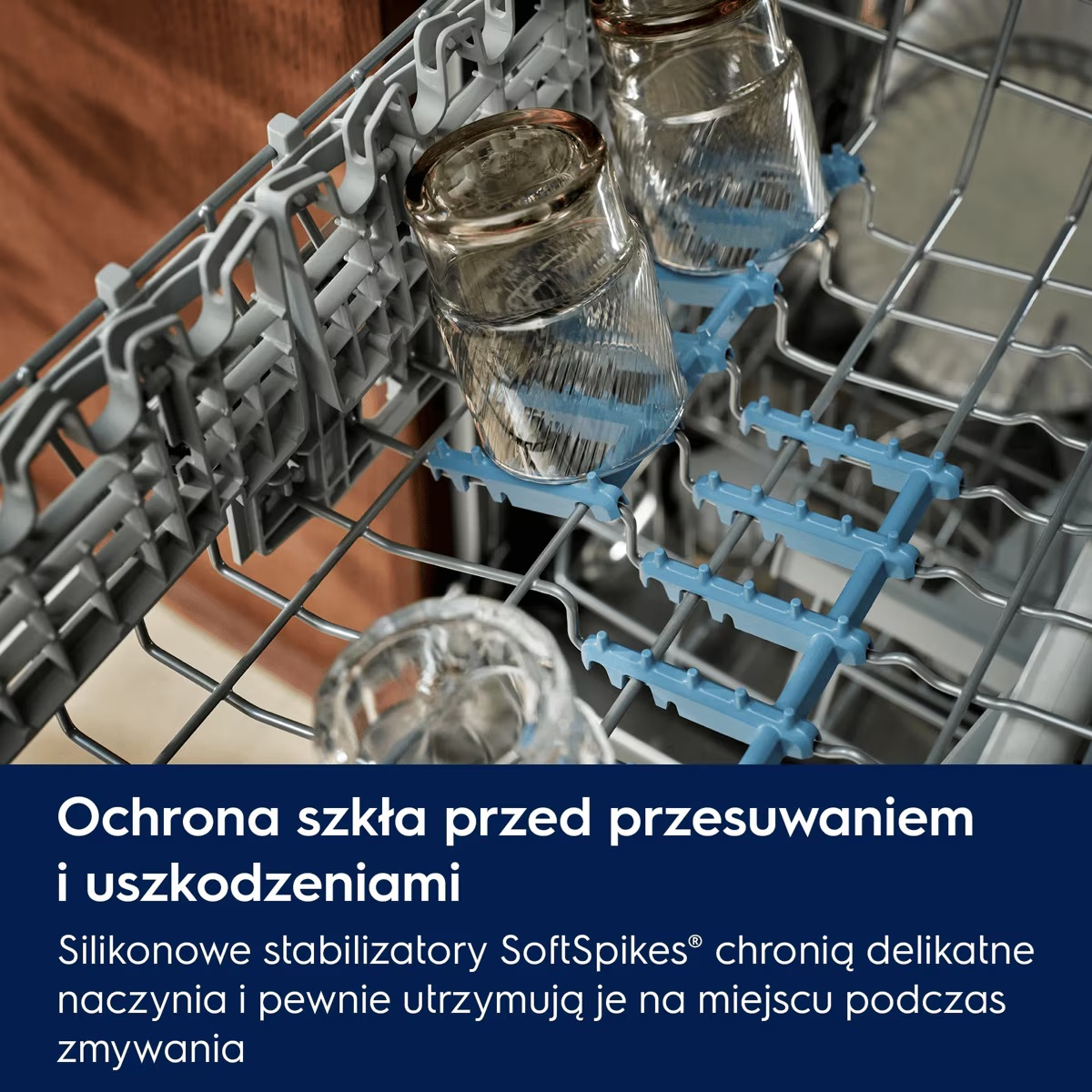 Szklanki w koszu zmywarki z silikonowymi stabilizatorami SoftSpikes.