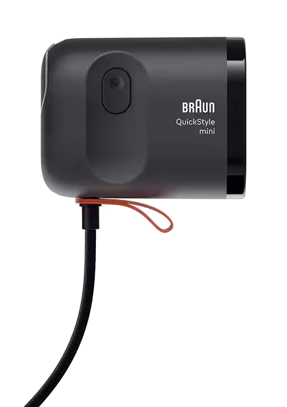 Czarna parownica do ubrań Braun QuickStyle mini z kablem zasilającym na czarnym tle.