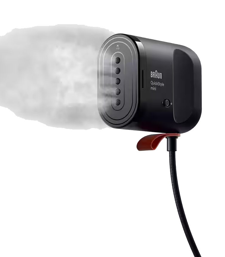 Czarna parownica do ubrań Braun QuickStyle mini wypuszczająca parę na czarnym tle.
