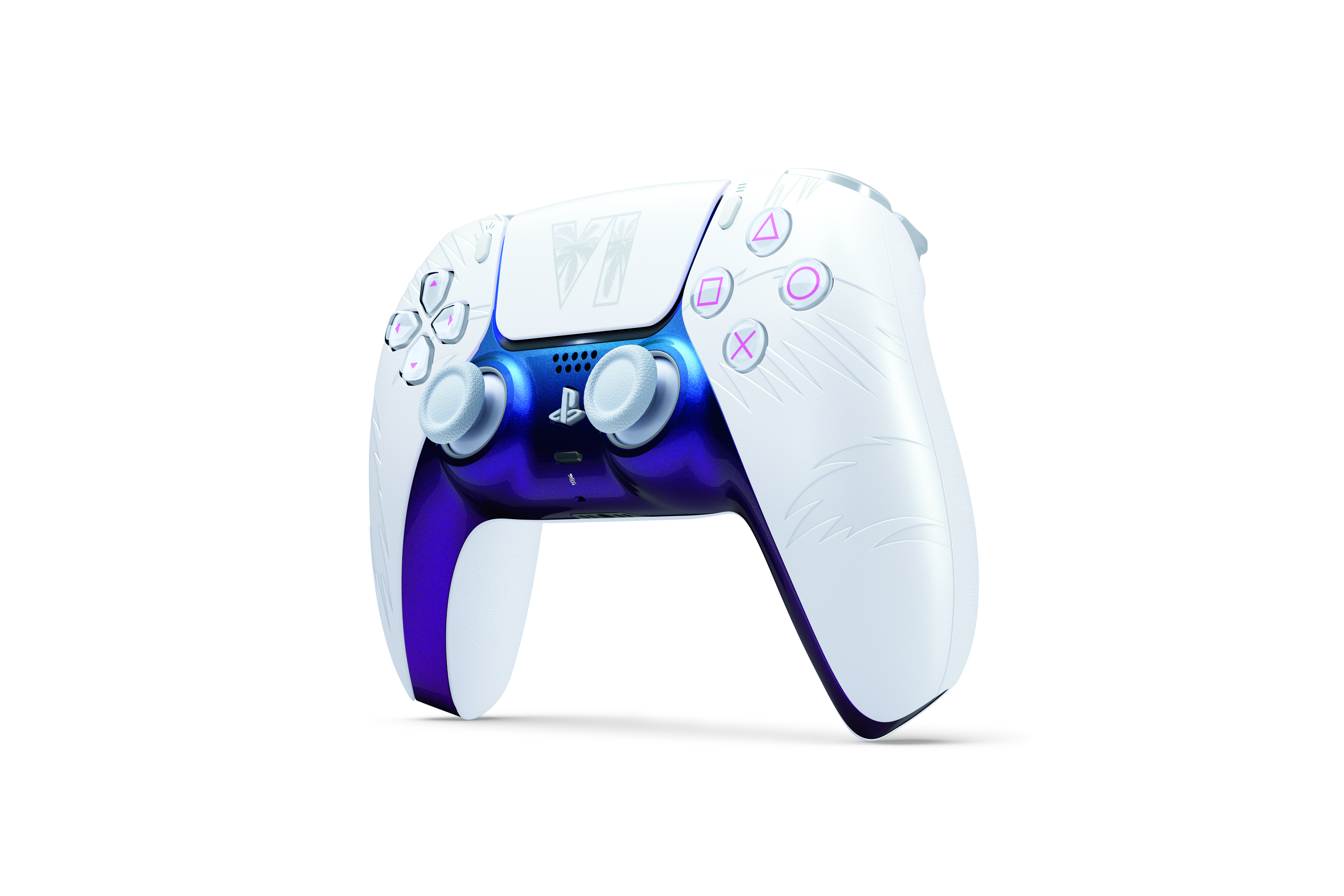 Beyaz arkaplanda mor tutma yerleri ve palmiyeli VI logosu olan beyaz ve mavi PlayStation 5 kontrolcüsü.