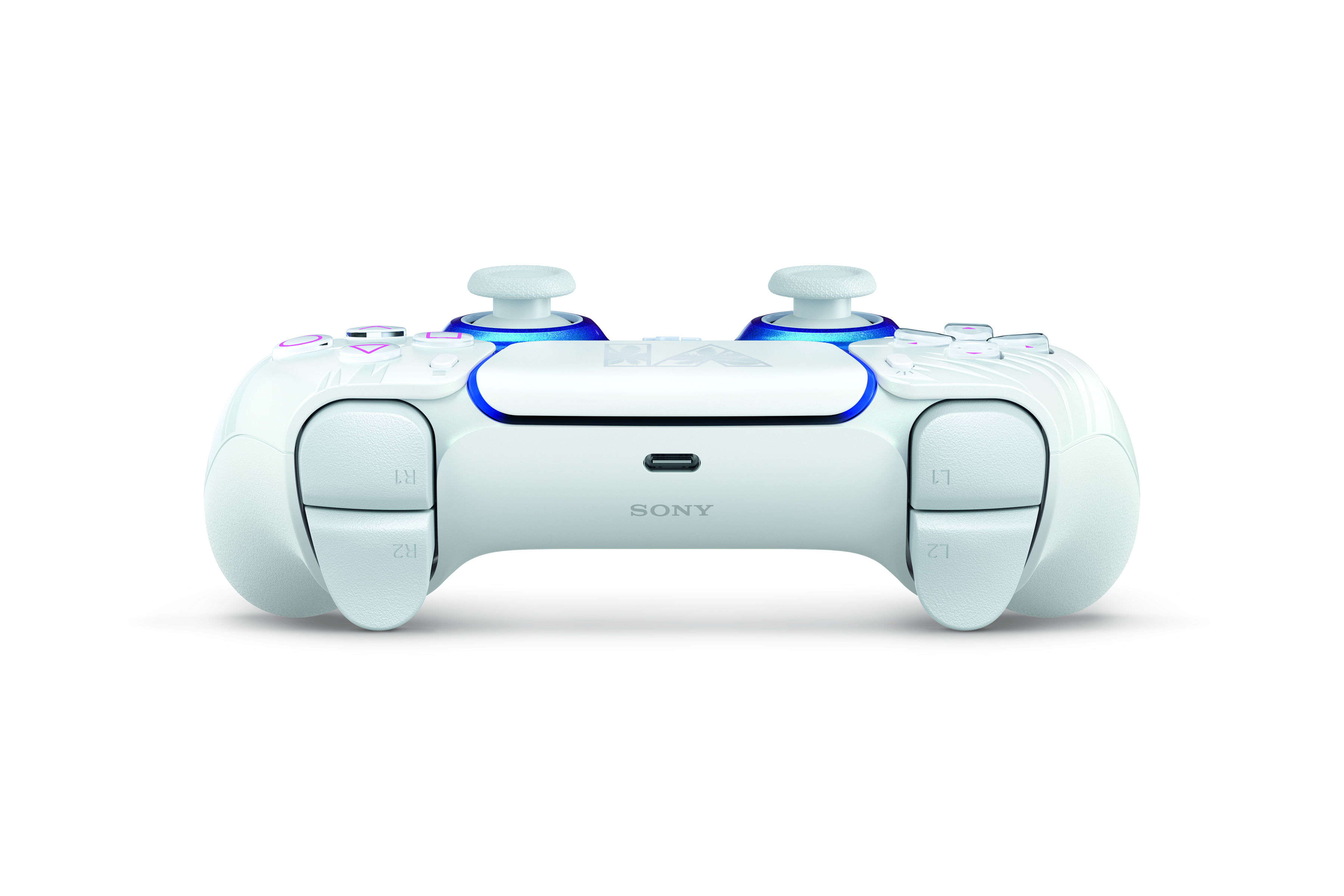 PlayStation 5 için beyaz renkli DualSense kablosuz kumanda, beyaz arka planda önden ve hafif açıyla görünmektedir.