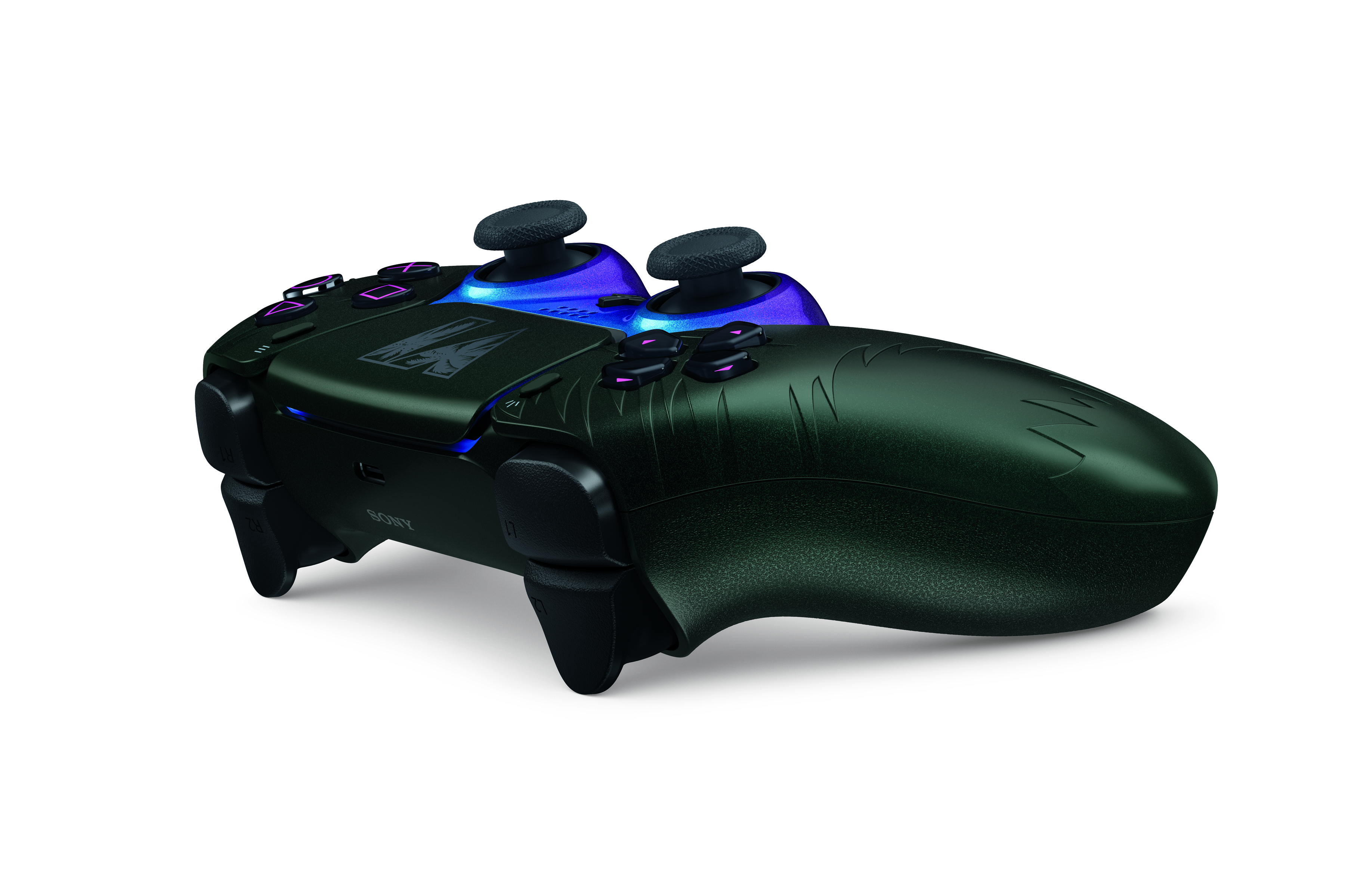 Beyaz arka planda mavi ve mor geçişli, çizik grafiklerine sahip mat siyah PlayStation oyun kolu.