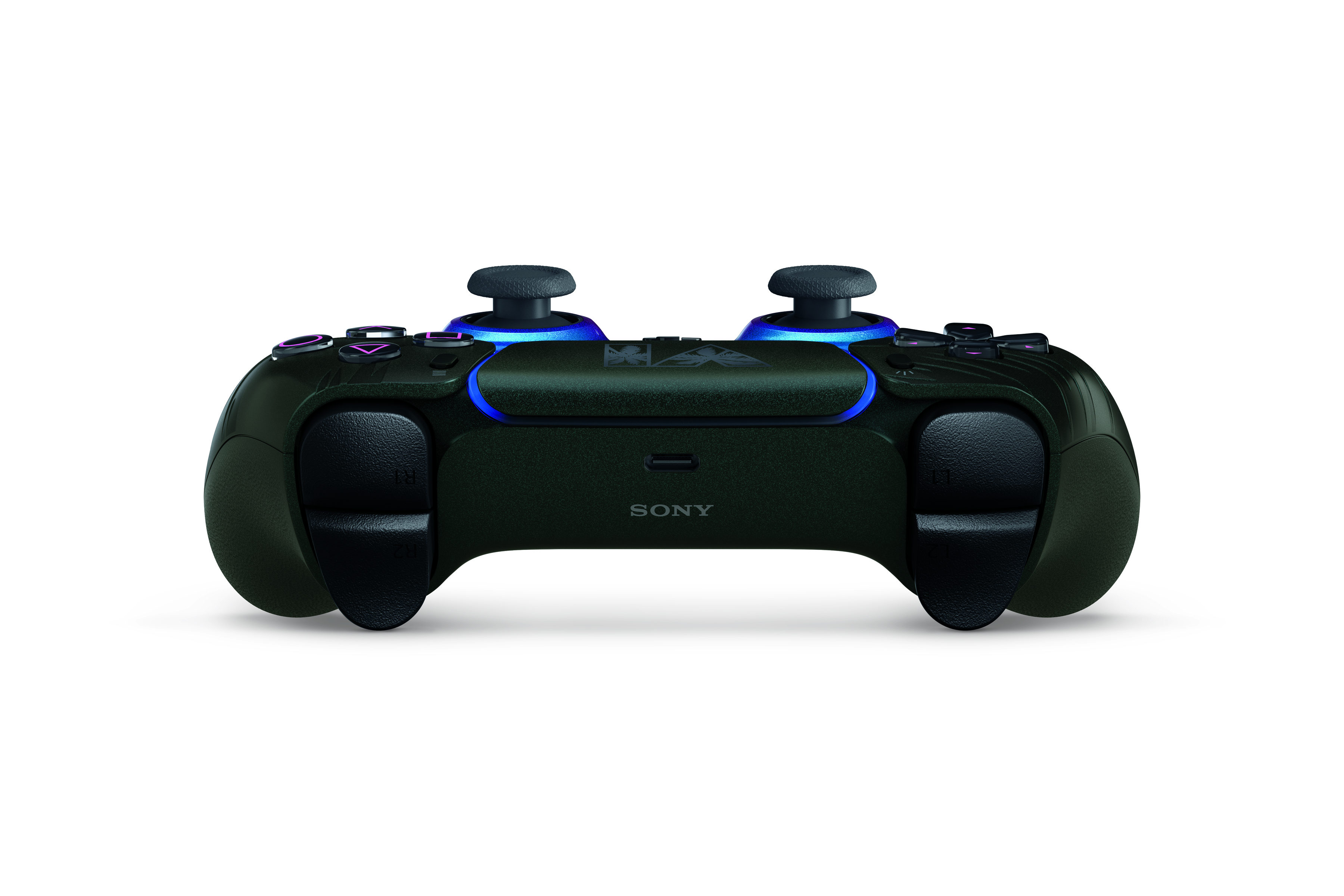 Önden görünen siyah Sony DualSense kablosuz kontrol cihazı, mavi vurgular ve beyaz zemin üzerinde iki joystike sahip.