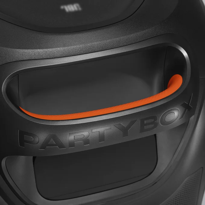 Fekete JBL PartyBox hangszóró ergonomikus narancssárga fogantyúval és dombornyomott logóval.