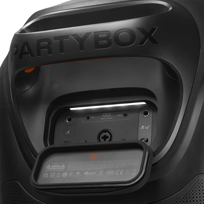 Egy fekete JBL Partybox hangszóró hátoldala nyitott csatlakozópanellel és dombornyomott felirattal.