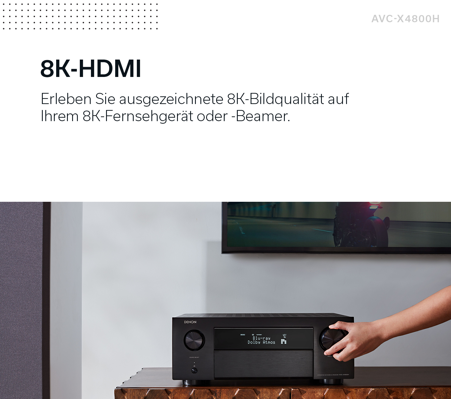 Ein Denon AV-Receiver mit 8K-HDMI-Text im oberen Bereich.
