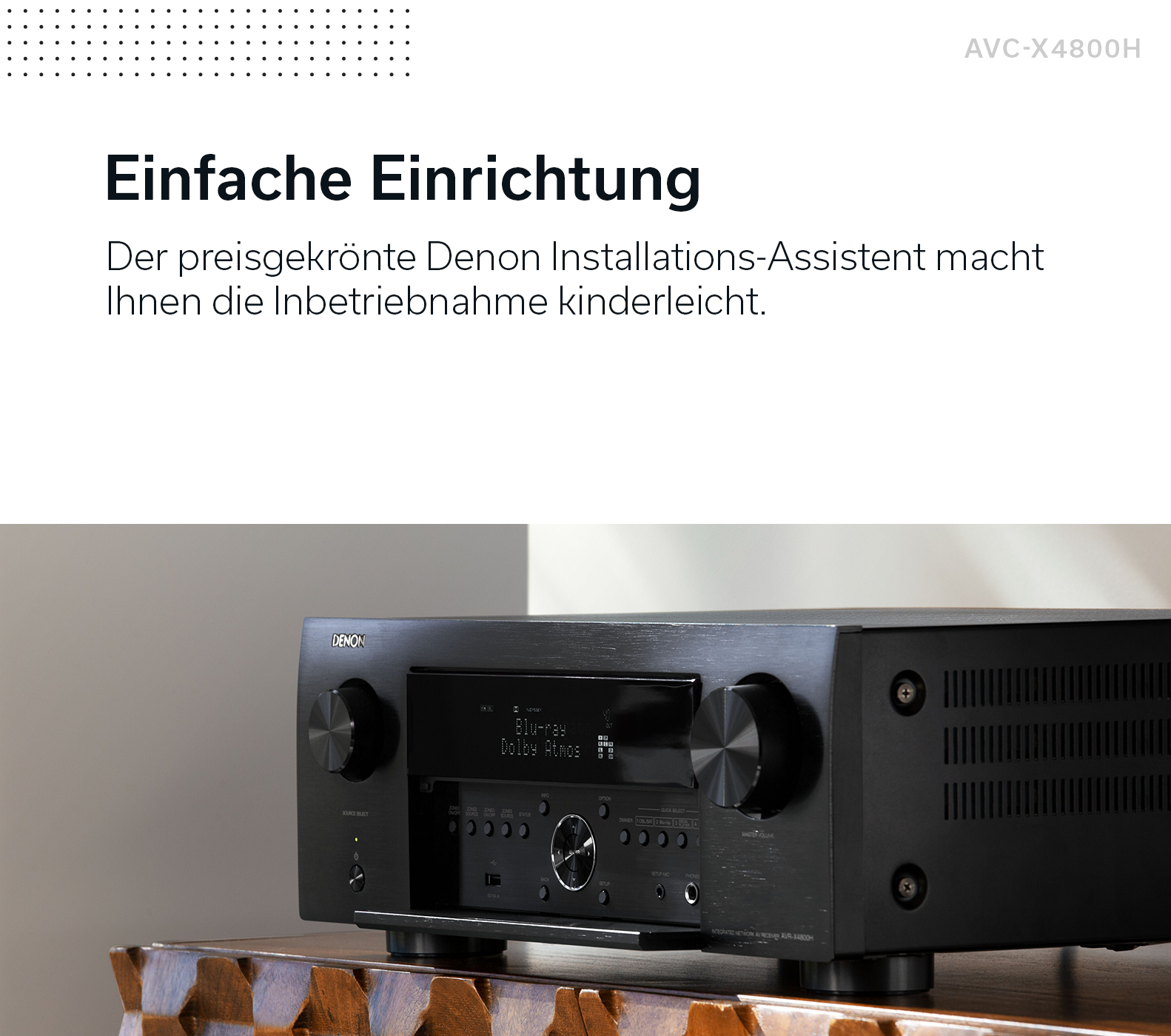 Denon AVC-X4800H AV-Receiver auf einem Holzmöbel mit Text und Modellnummer.