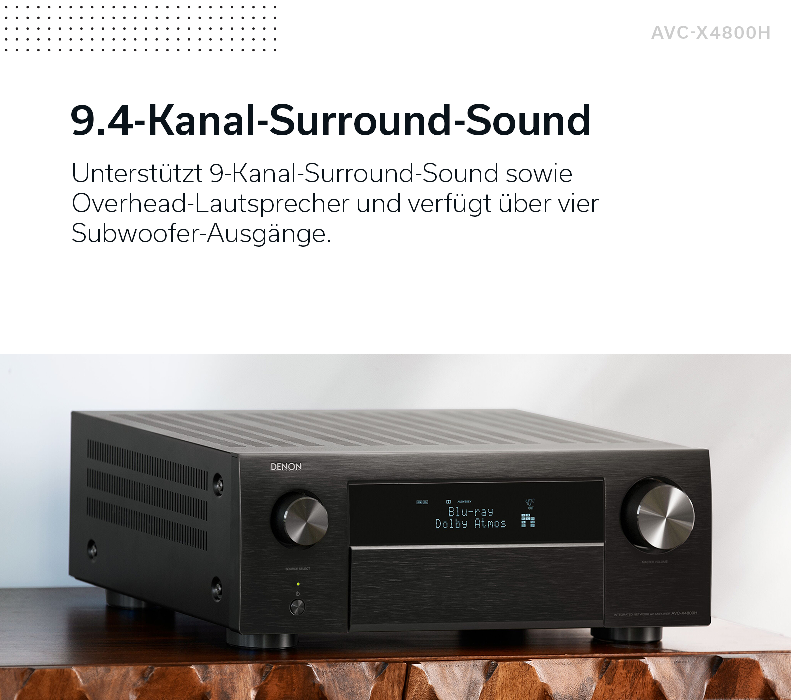 Denon AVC-X4800H AV-Verstärker auf einem Holzschrank mit Text 9.4-Kanal-Surround-Sound.
