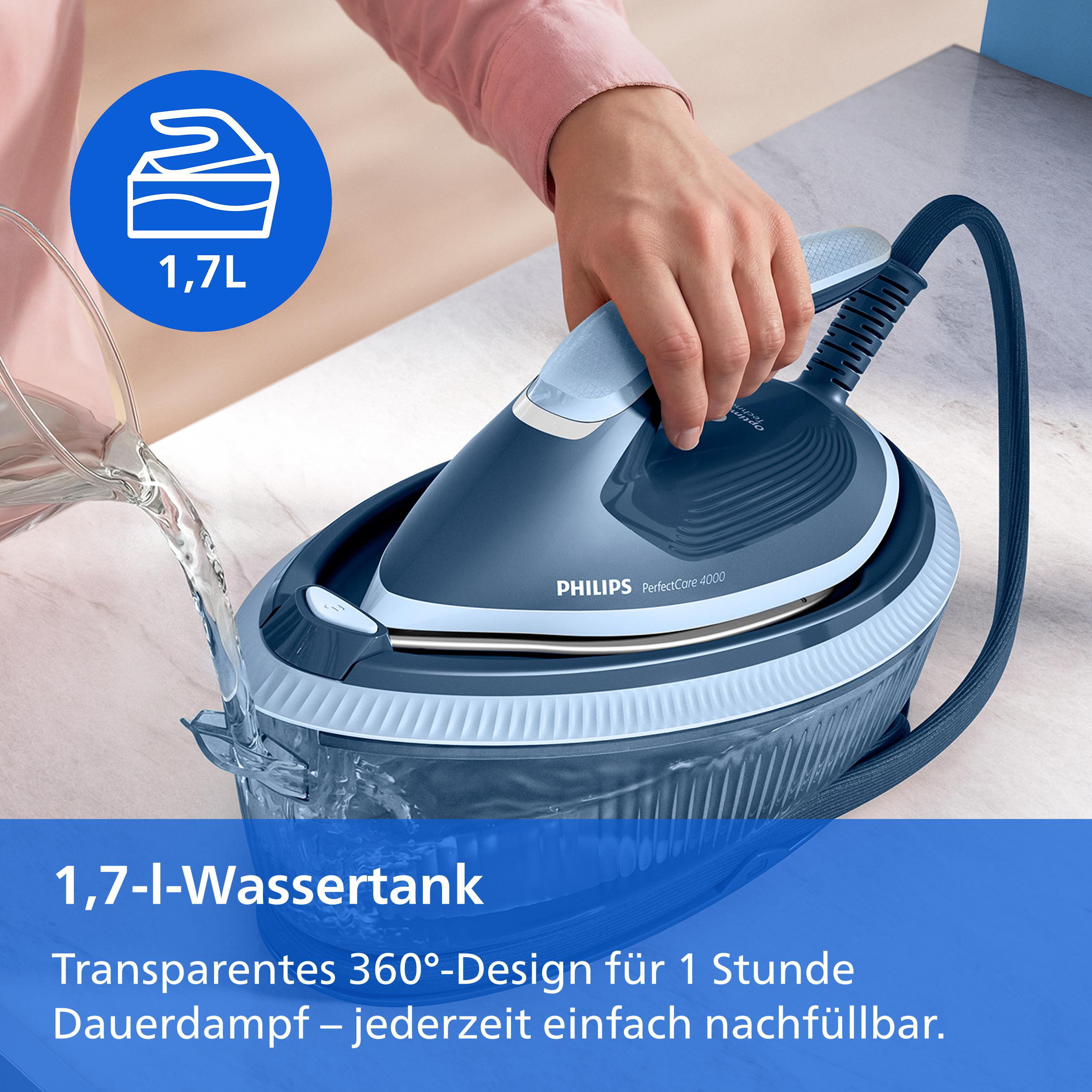 Wasser wird in den 1,7-Liter-Wassertank einer blauen Philips Bügelstation gefüllt.