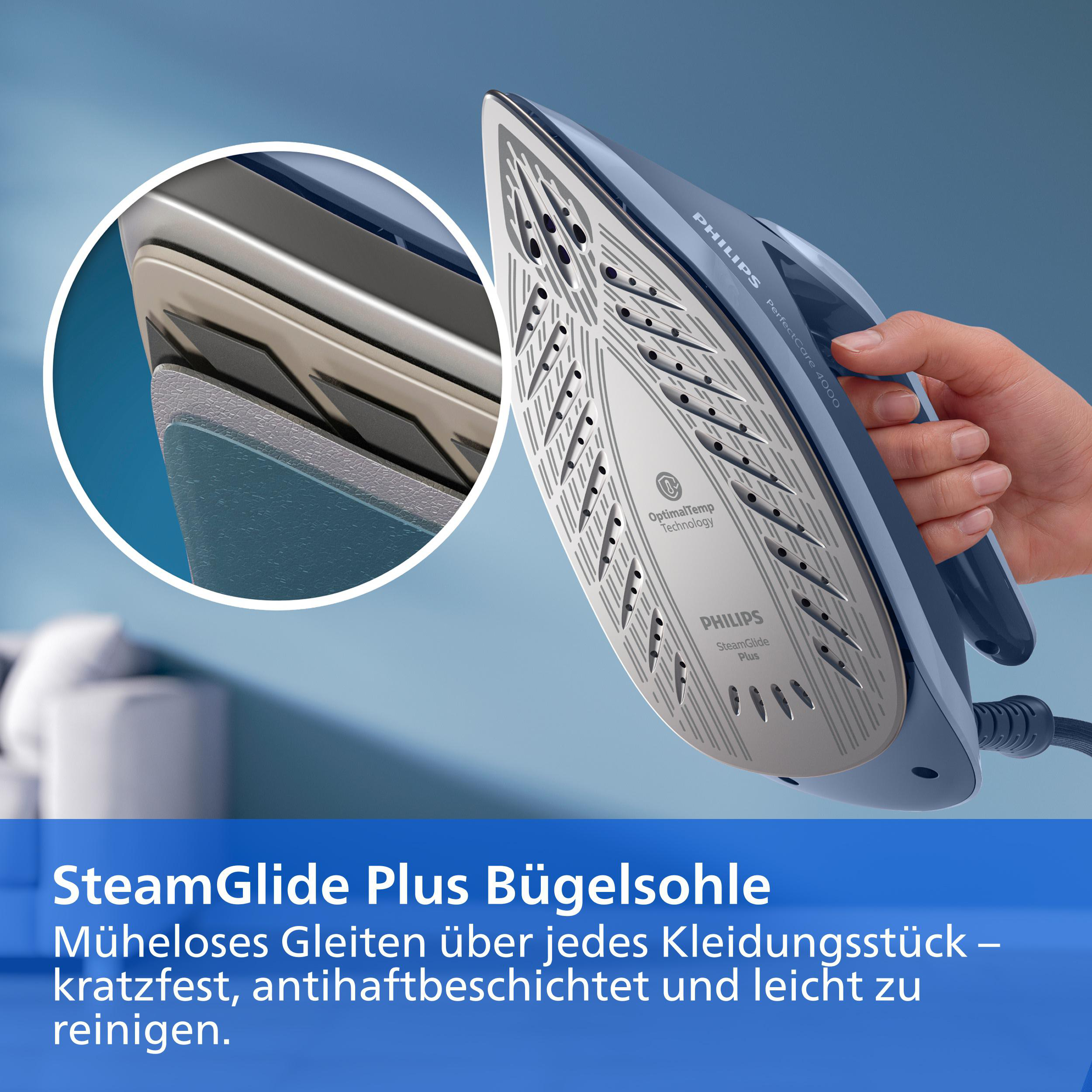 Hand hält Philips Dampfbügeleisen mit SteamGlide Plus Sohle und Zoom-Ansicht der mehrschichtigen Beschichtung.