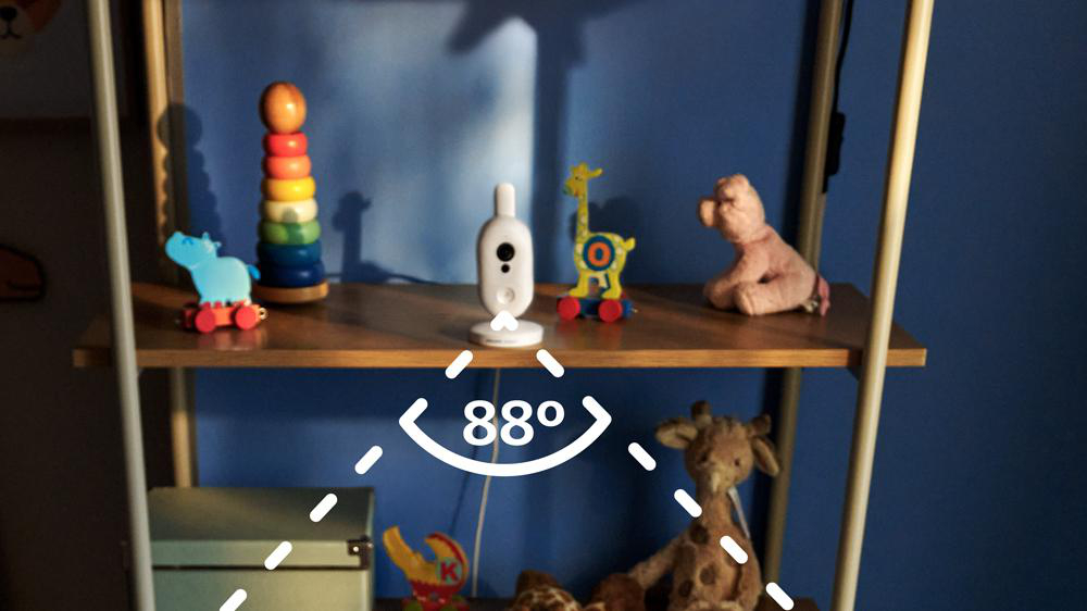 Ein Babyphone steht auf einem Holzlagerregal zwischen Spielzeug, mit einem 88-Grad-Sichtfeldindikator.