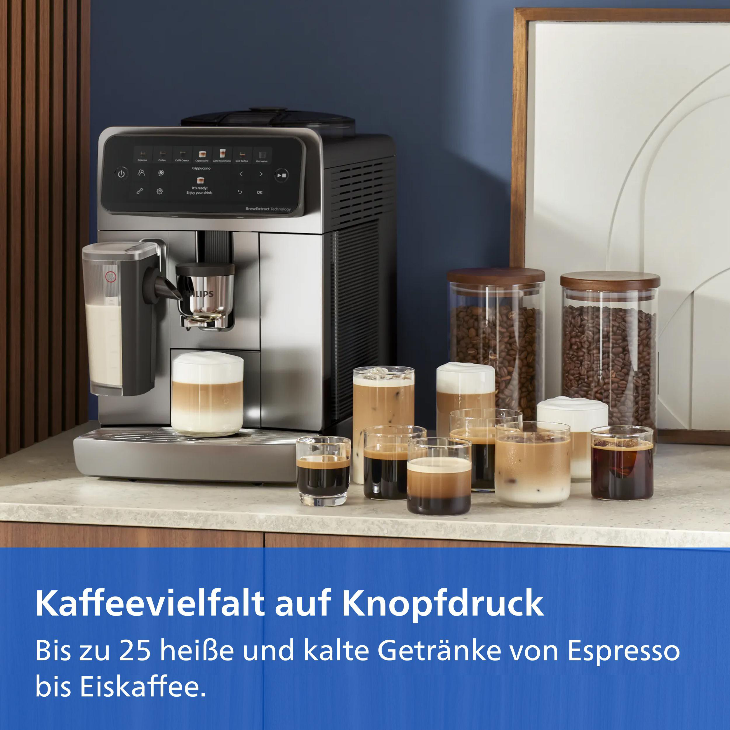 Eine silberne Kaffeemaschine mit Kaffeegläsern und Bohnengläsern auf einer Theke, unten mit Werbetext.