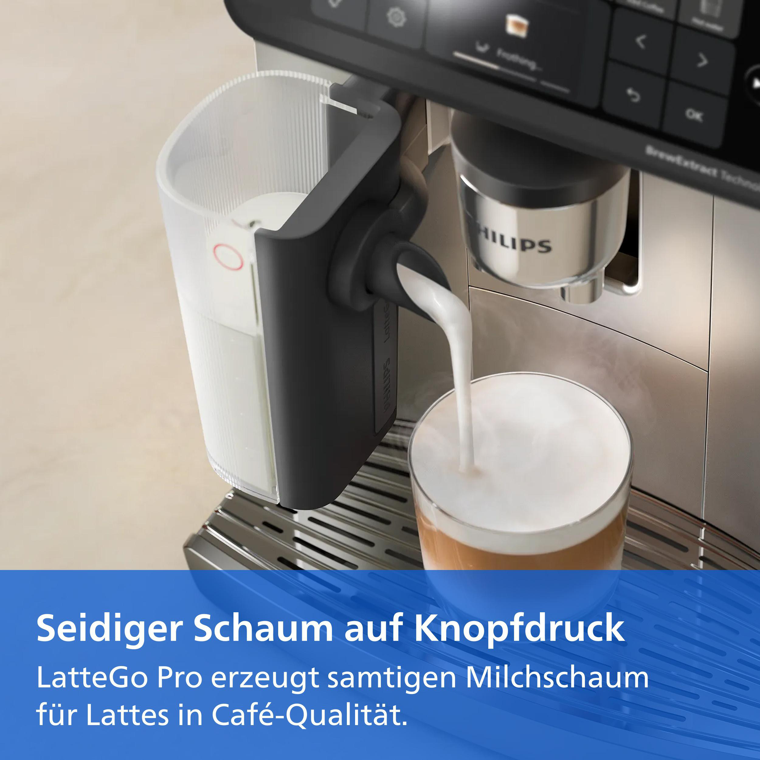 Ein Philips Kaffeevollautomat gießt Milchschaum in ein Glas für Latte Macchiato.