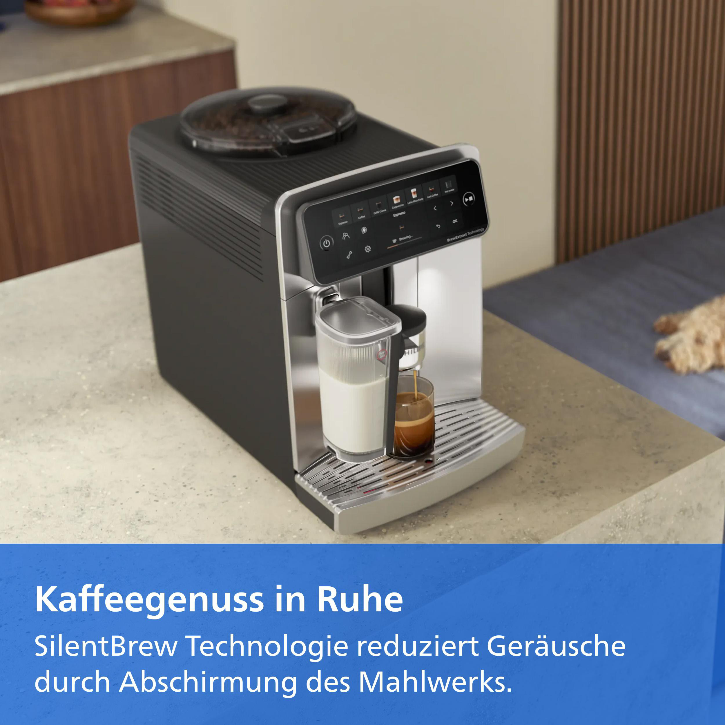 Moderne schwarze und silberne Kaffeemaschine auf einer Küchentheke mit Milchbehälter und frischem Espresso.