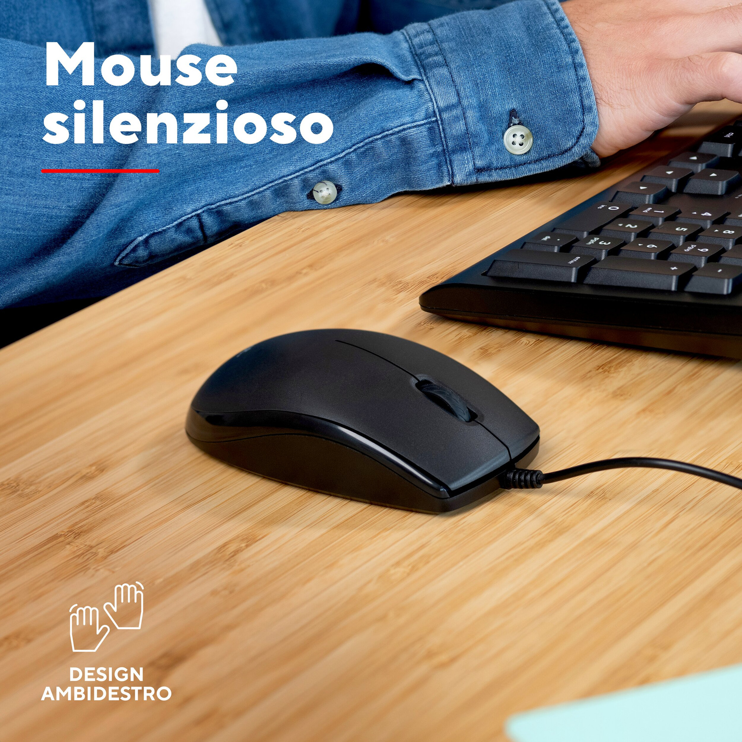 Un mouse per computer nero e una tastiera sono su una scrivania di legno.