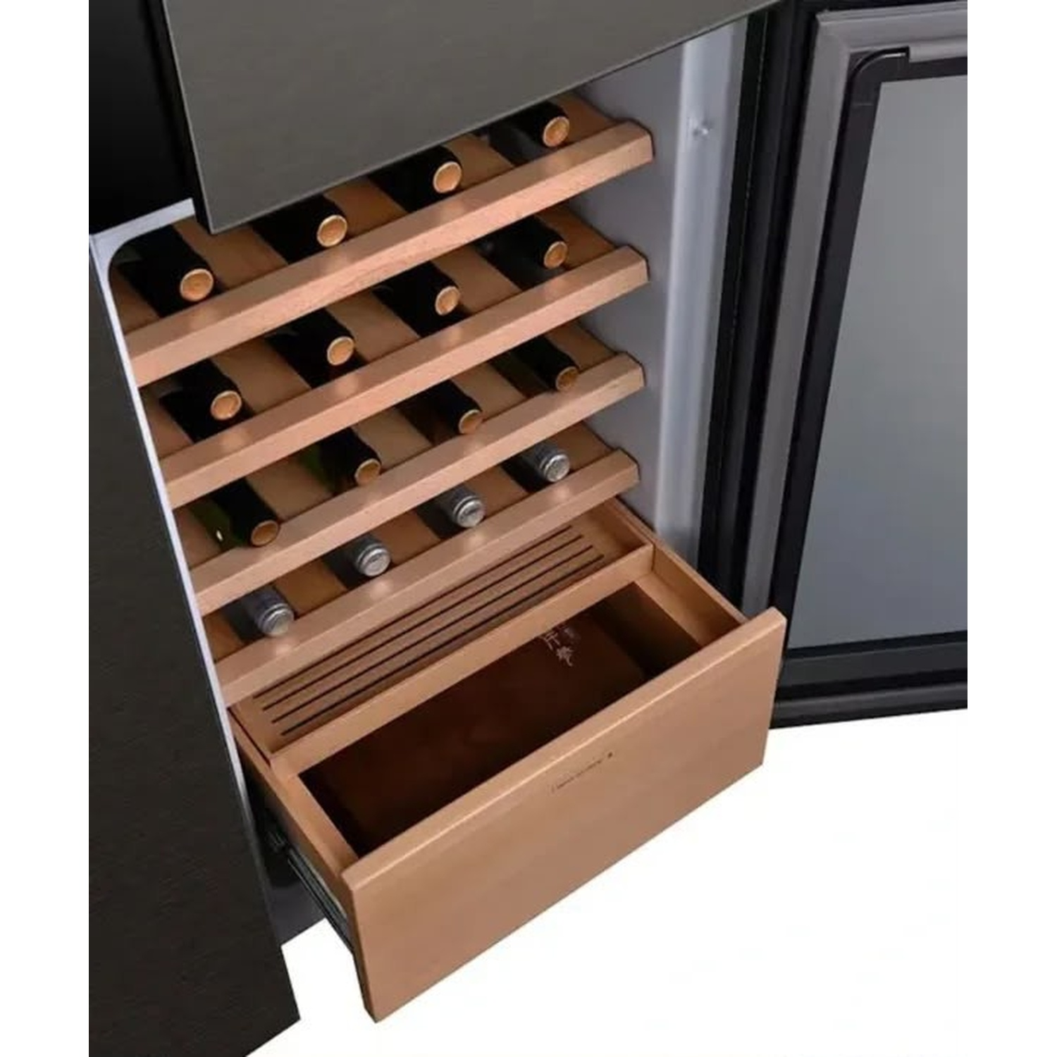 Frigorifero per vini aperto con ripiani in legno con bottiglie e un cassetto aperto.
