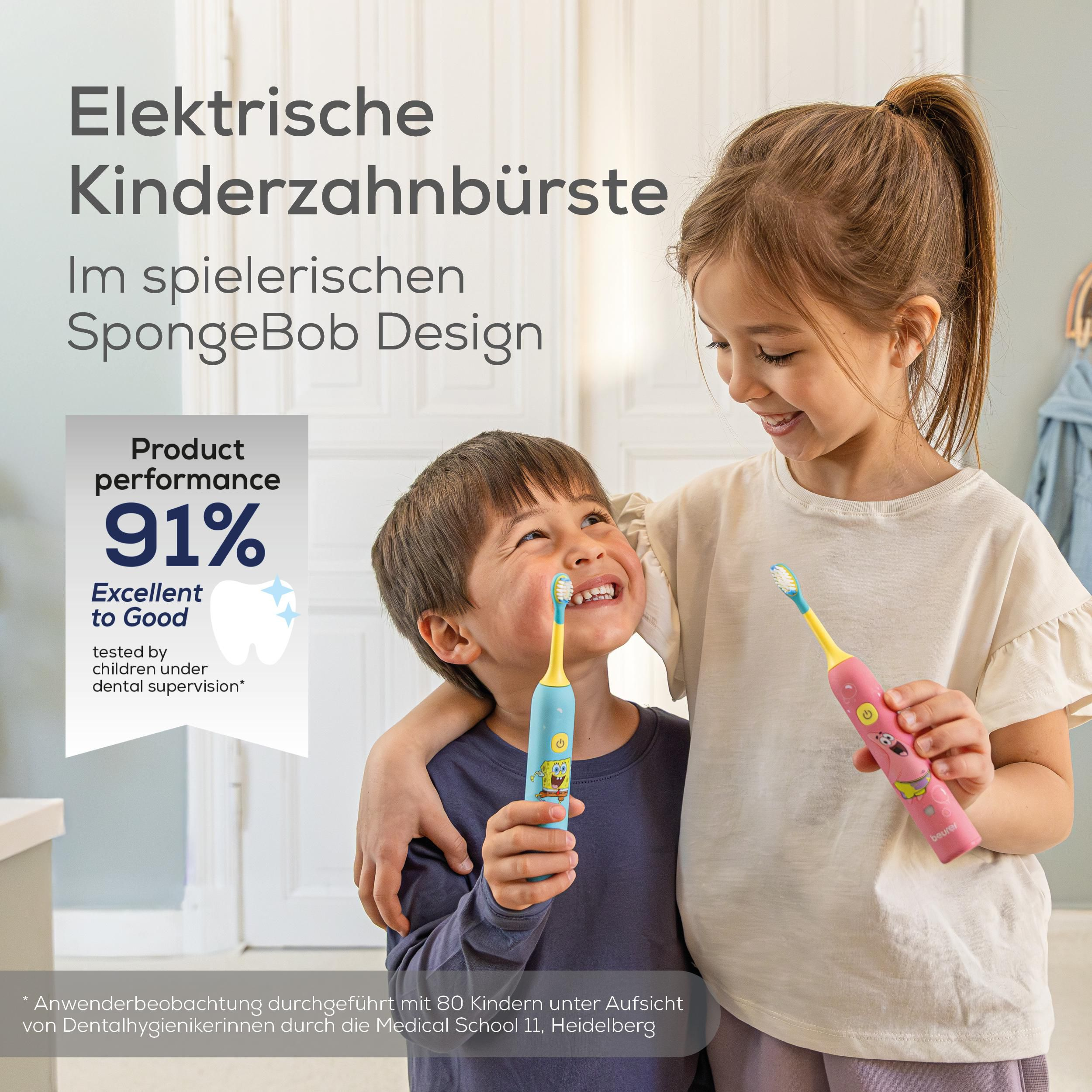 Ein junges Mädchen und ein Junge lächeln und halten SpongeBob-Elektrozahnbürsten in einem hellen Raum.
