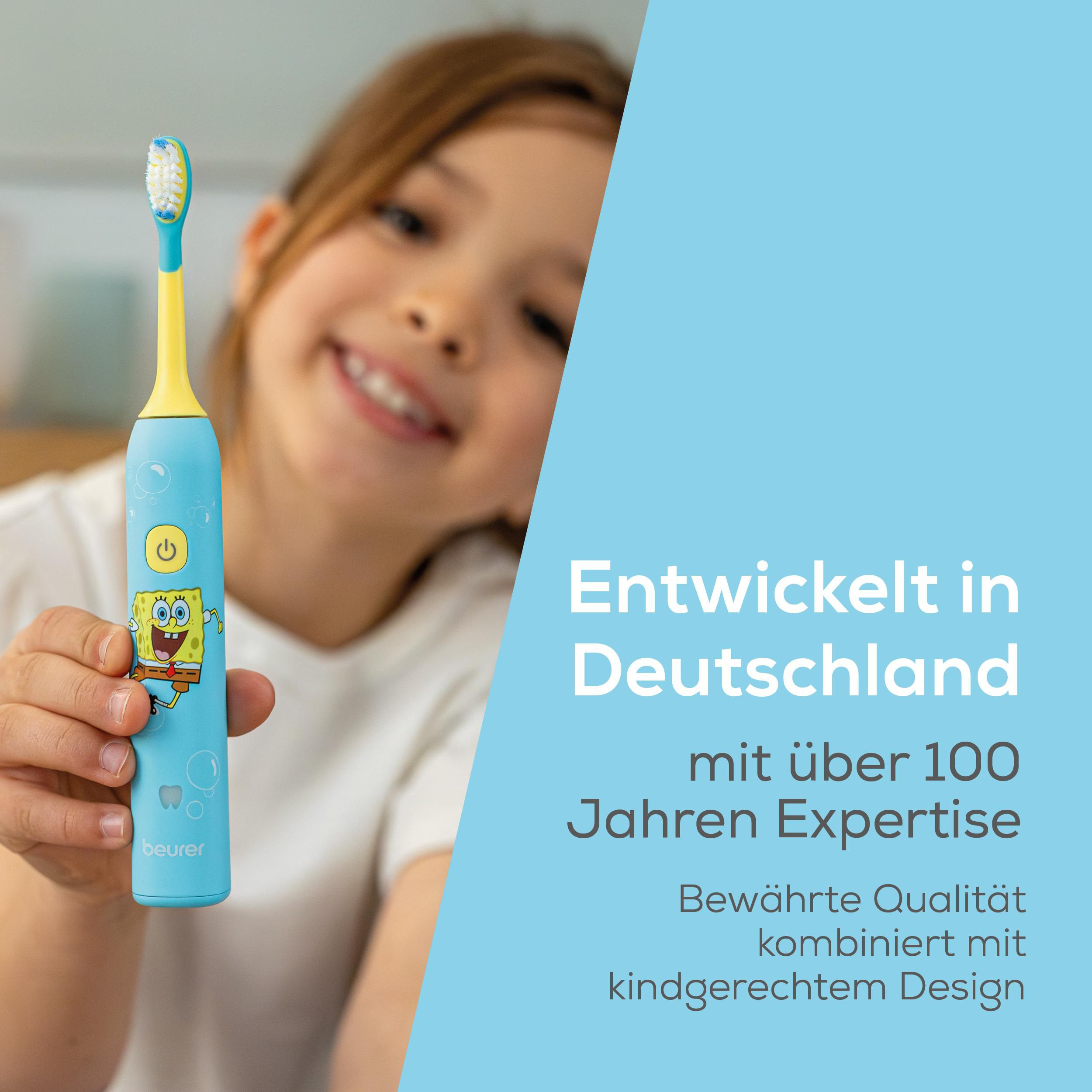 Ein Kind hält stolz eine blaue SpongeBob-Kinderzahnbürste vor einen blauen Textbanner.
