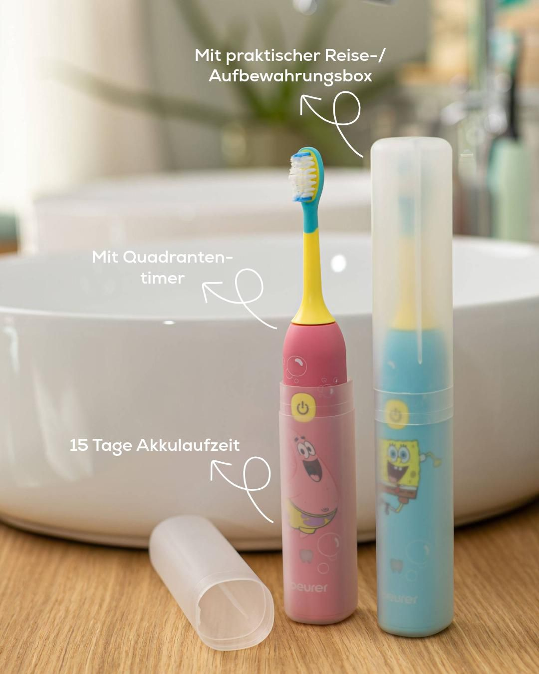 Zwei Kinderzahnbürsten mit bunten Motiven und Reiseboxen vor einem Waschbecken.