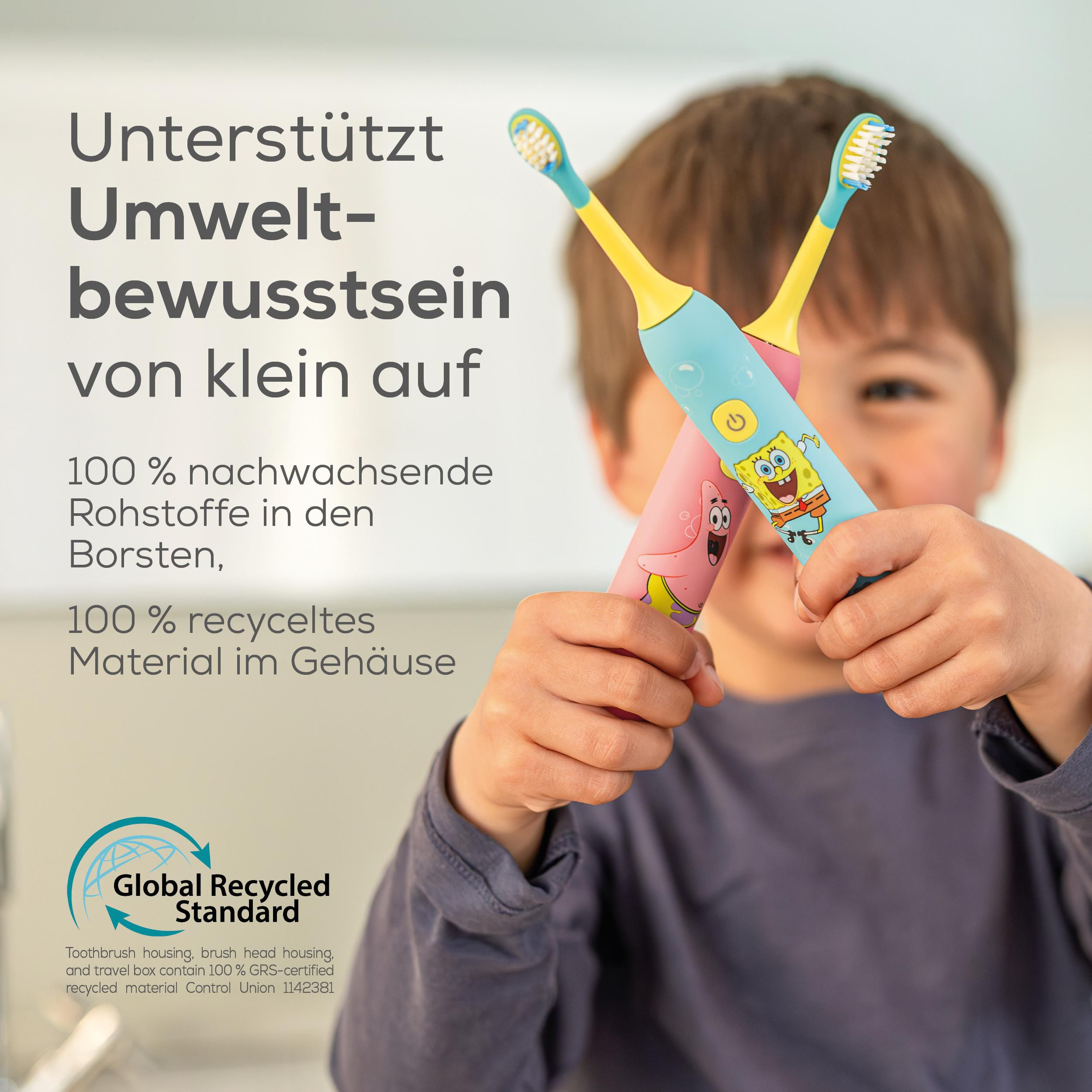 Ein Kind hält stolz zwei bunte Kinderzahnbürsten mit Spongebob- und Patrick-Motiven in die Höhe.