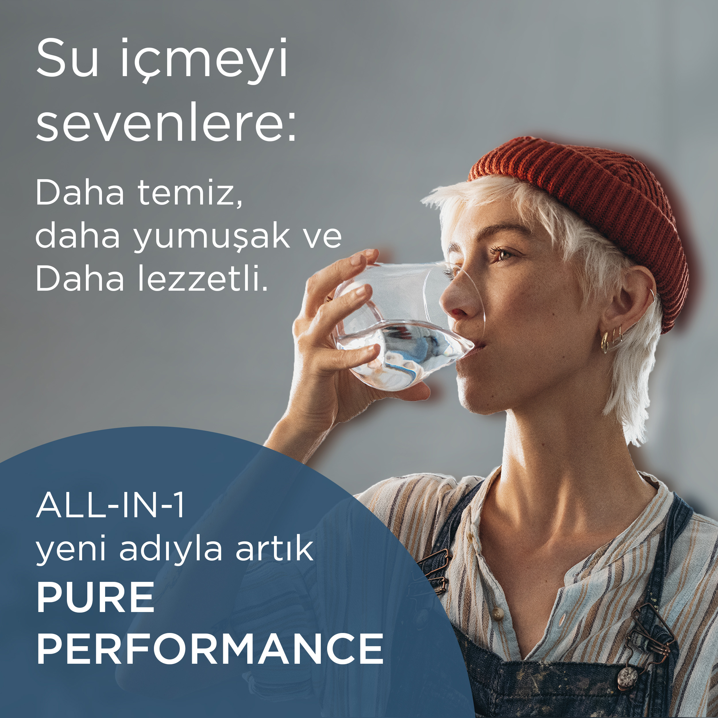 Kırmızı bereli bir kadın bardaktan su içiyor, üzerinde reklam yazısı var.