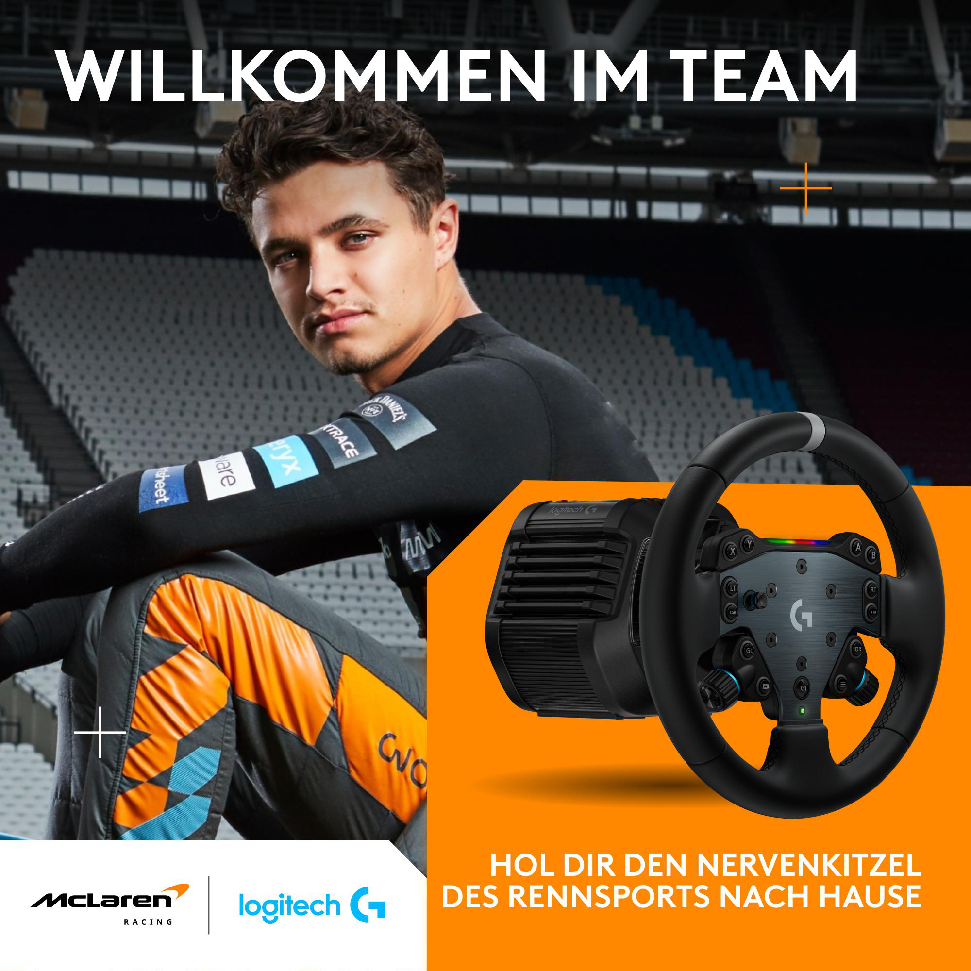 Ein Mann im Rennanzug und ein Logitech-Lenkrad vor orangefarbenem Hintergrund.