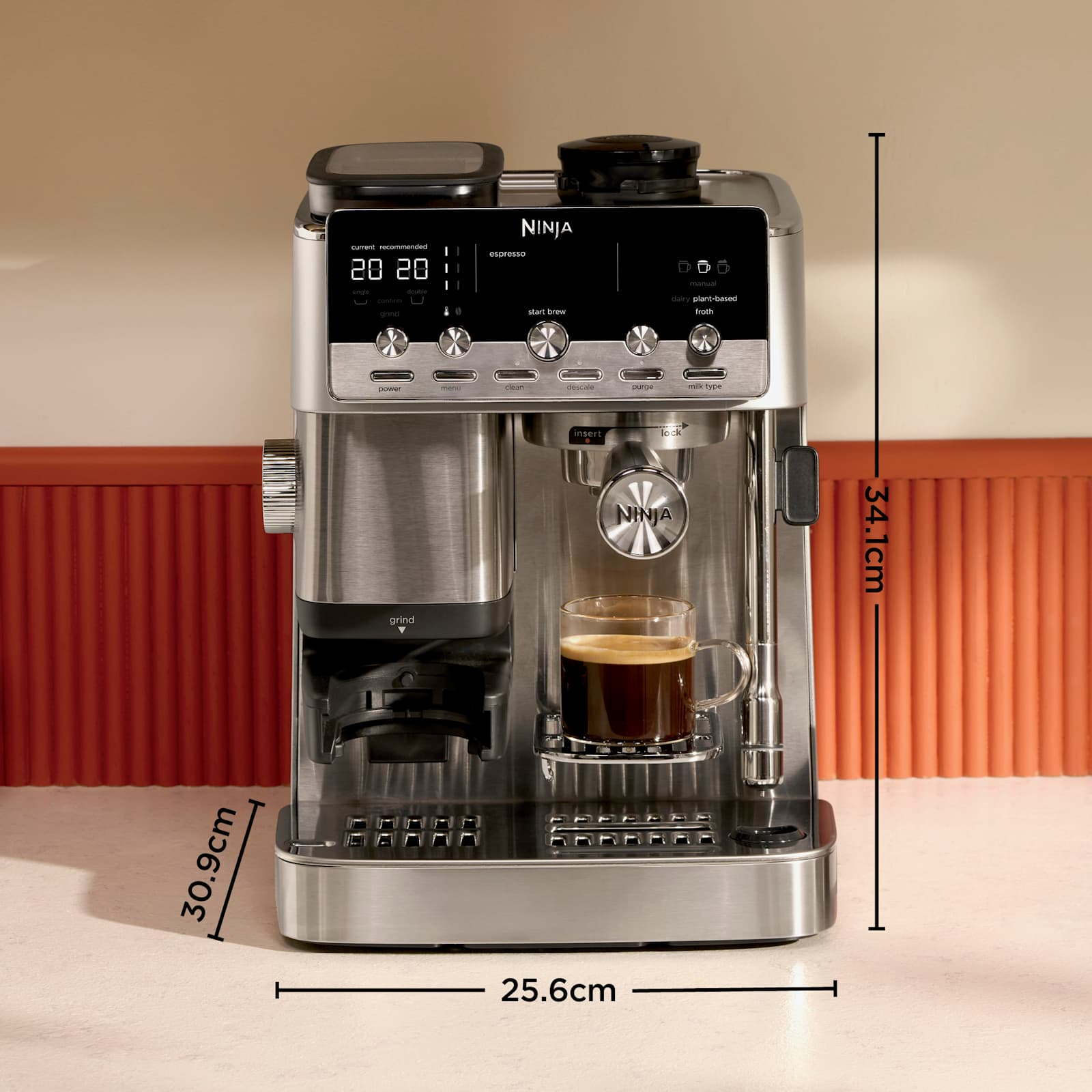 Una macchina da caffè espresso Ninja in acciaio inossidabile con tazza, dimensioni: 34,1cm di altezza, 25,6cm di larghezza, 30,9cm di profondità.