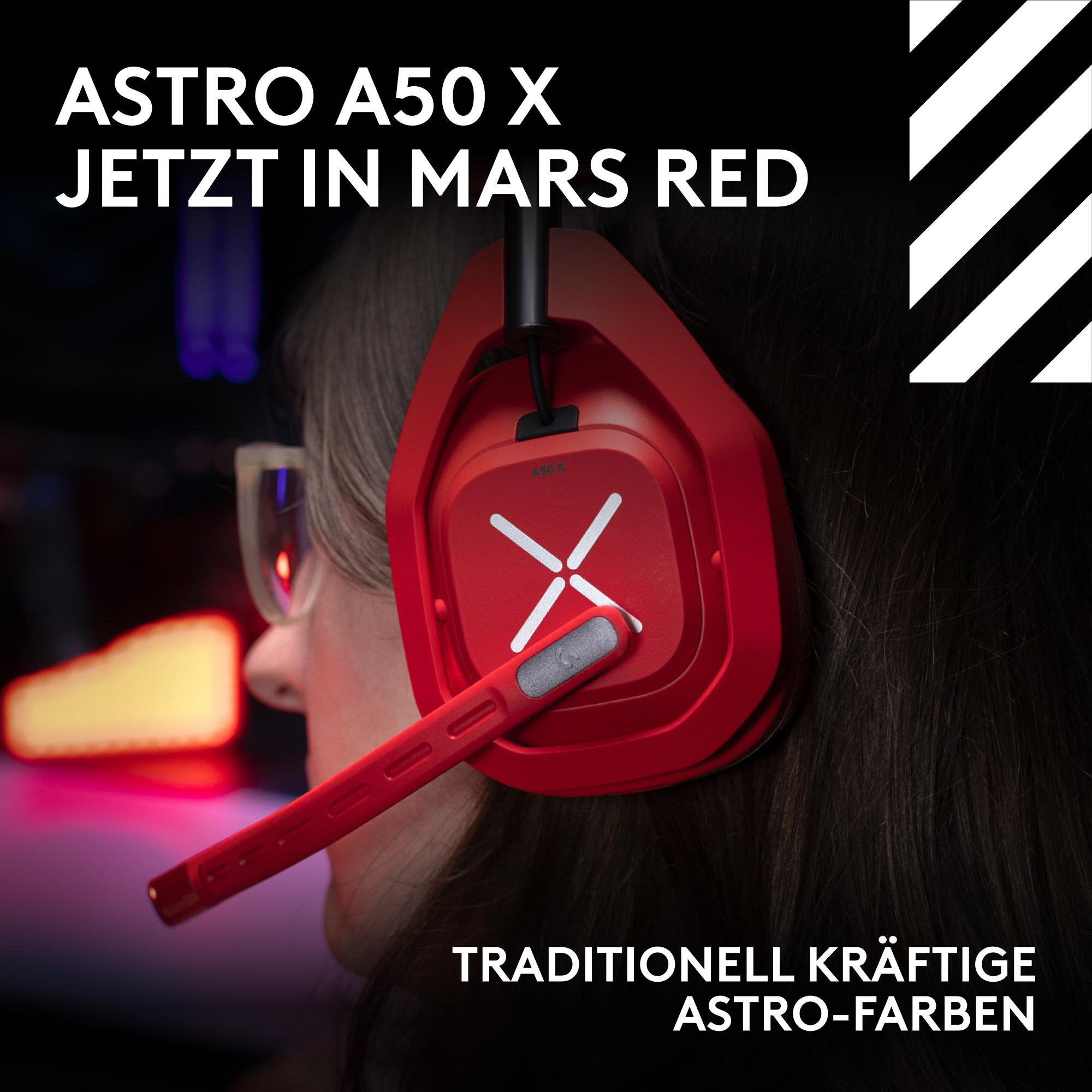Person trägt rote Astro A50 X Gaming-Kopfhörer mit Mikrofon.