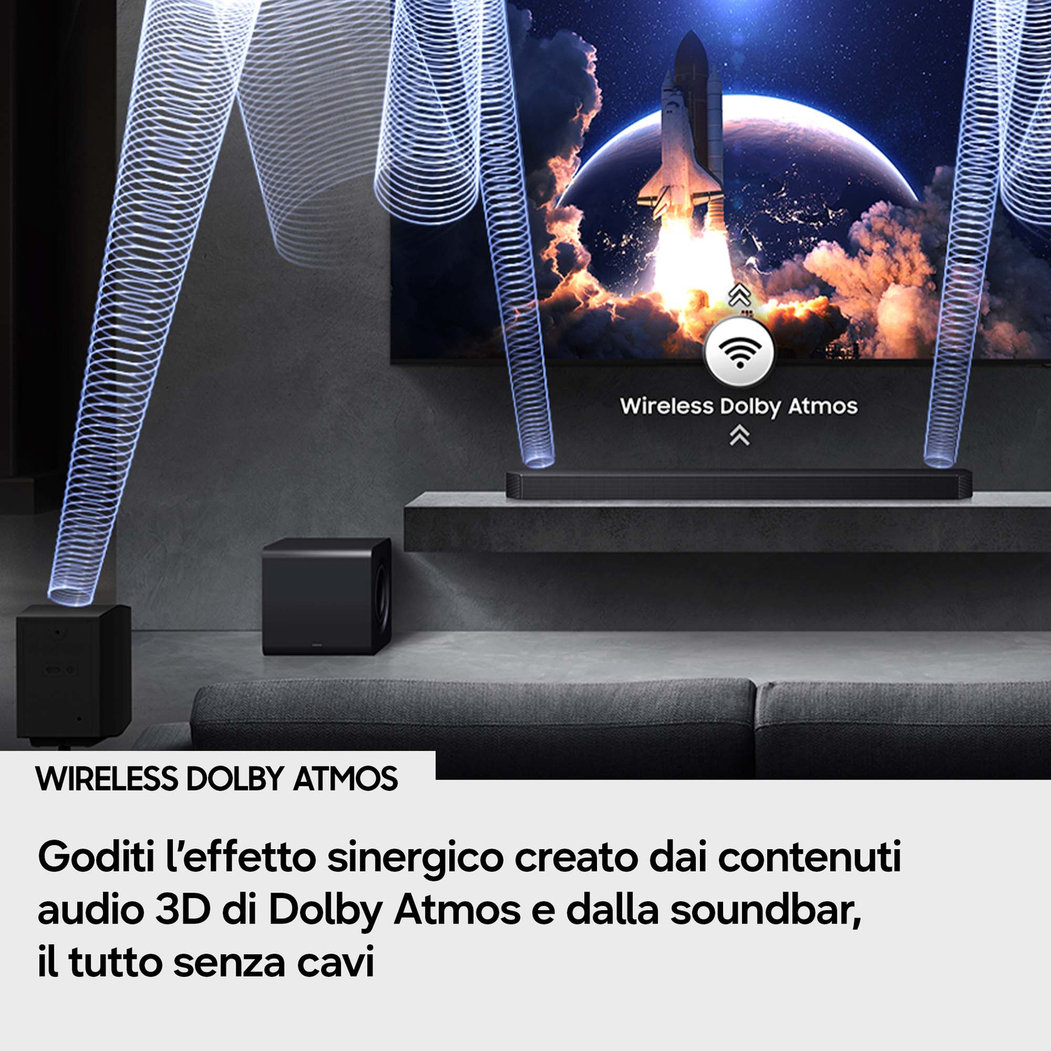 Salotto con soundbar, subwoofer e TV che mostra il lancio di un razzo con onde audio Dolby Atmos.