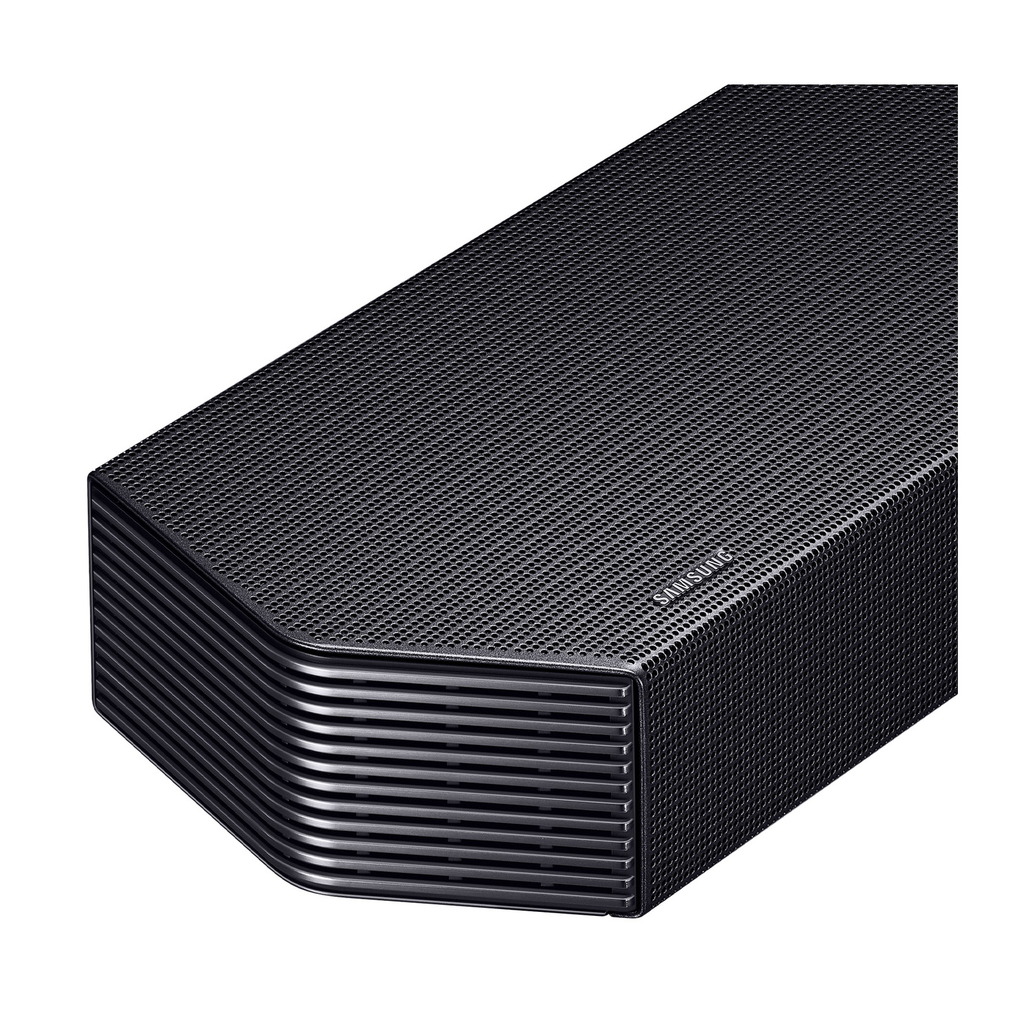 Primo piano di una soundbar Samsung nera con griglia a maglia fine e alette argentate sul lato.