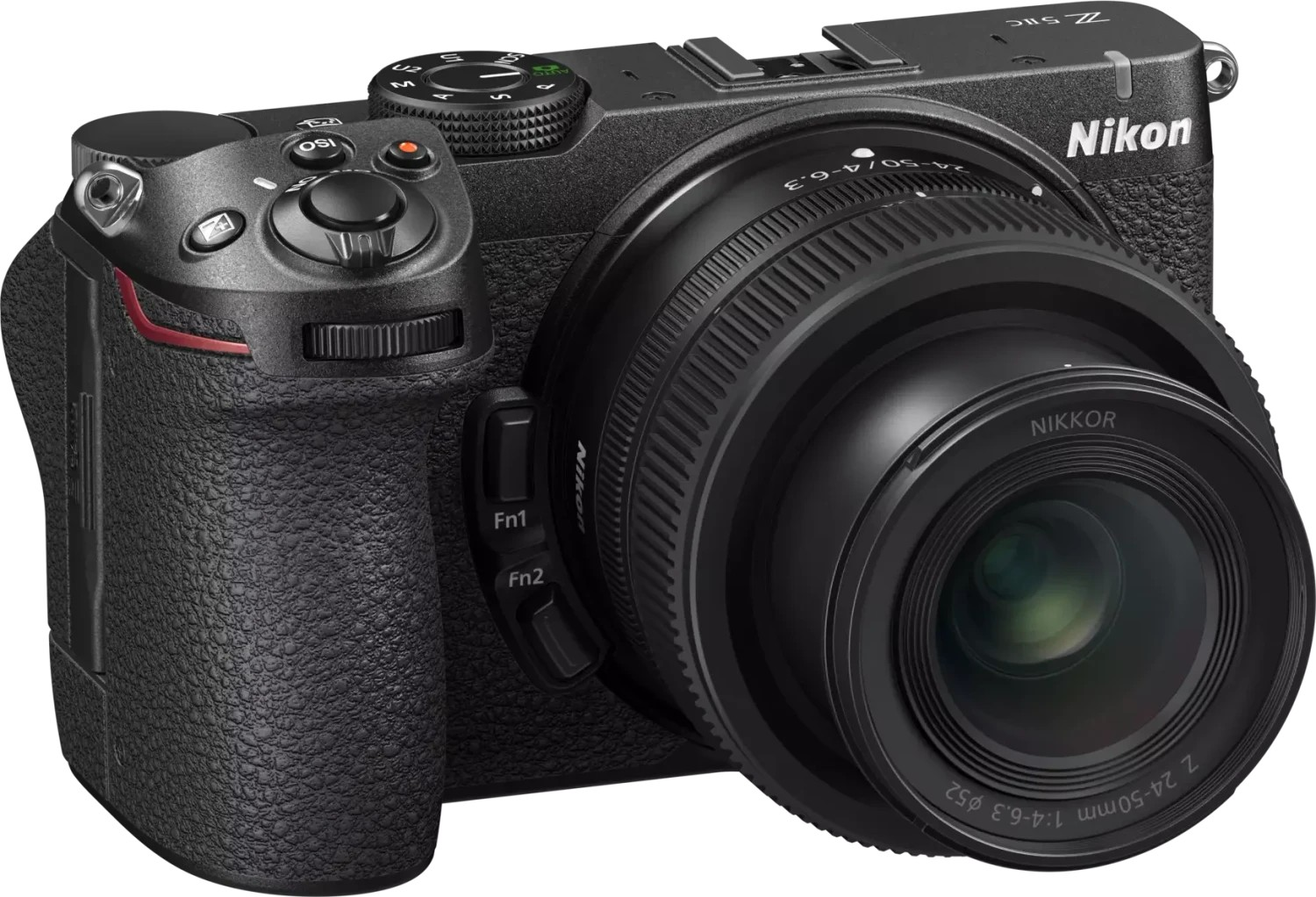 Schwarze Nikon-Kamera mit angebrachtem Nikkor Z 24-50mm Objektiv auf weißem Hintergrund.