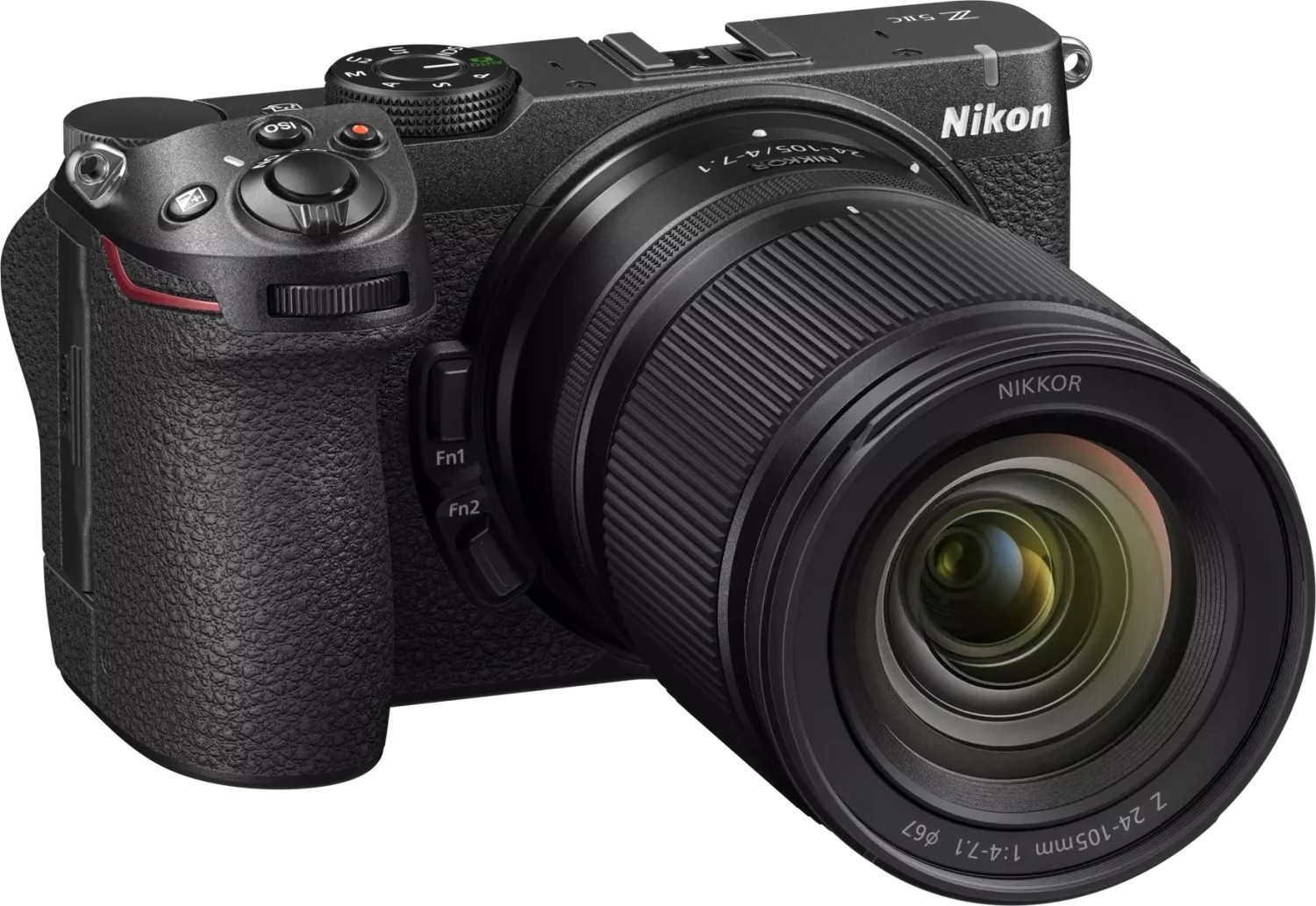 Schwarze Nikon-Kamera mit montiertem Nikkor-Objektiv vor weißem Hintergrund.