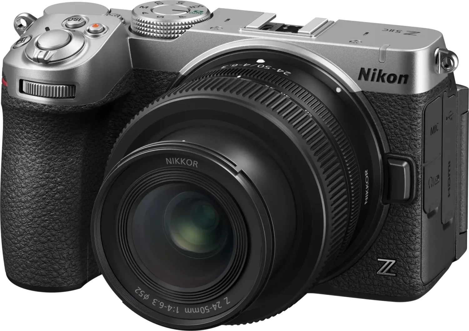 Silberne und schwarze Nikon-Systemkamera mit angesetztem Zoomobjektiv in Nahaufnahme.