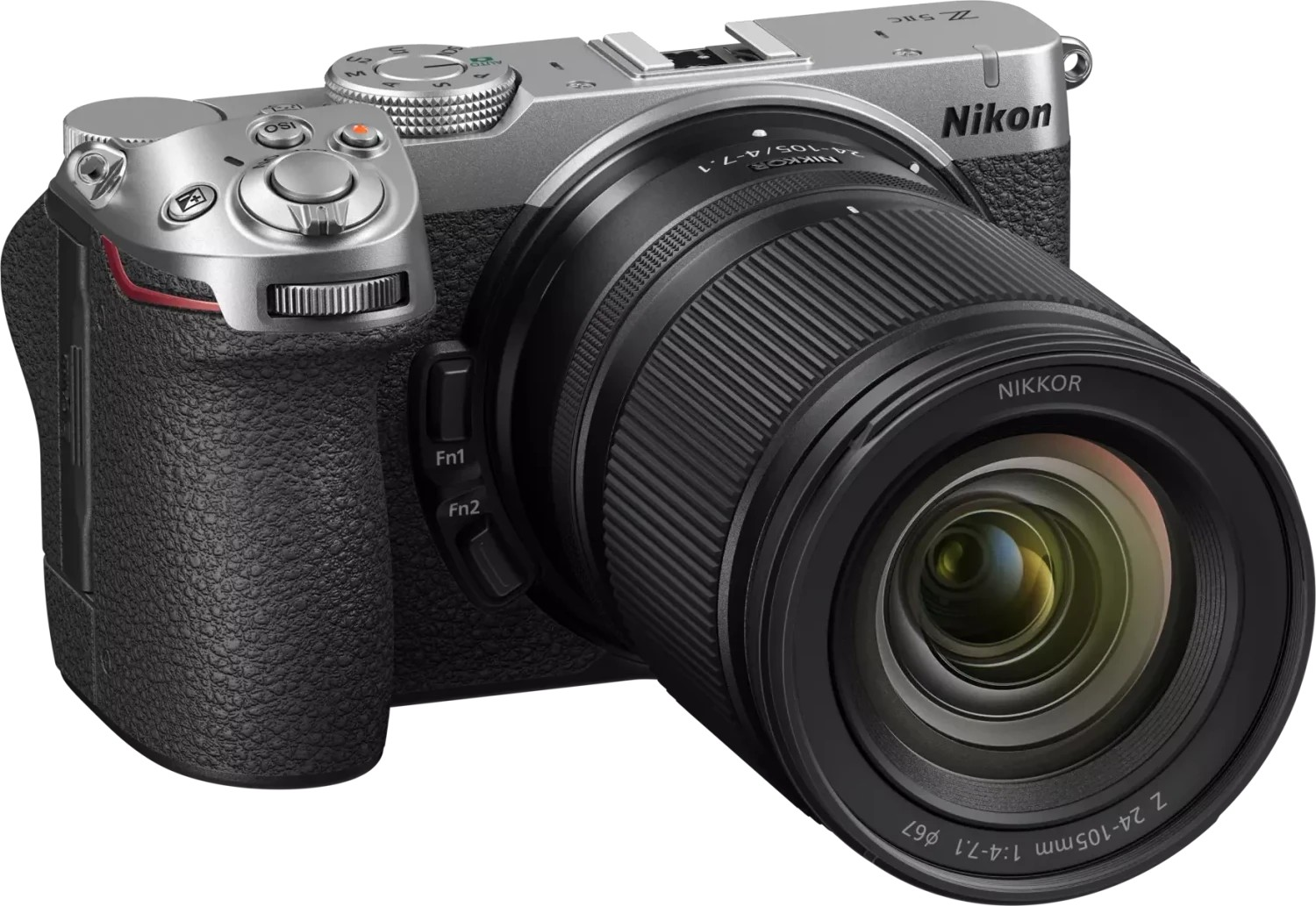 Silberne Nikon-Systemkamera mit großem Objektiv auf weißem Hintergrund.