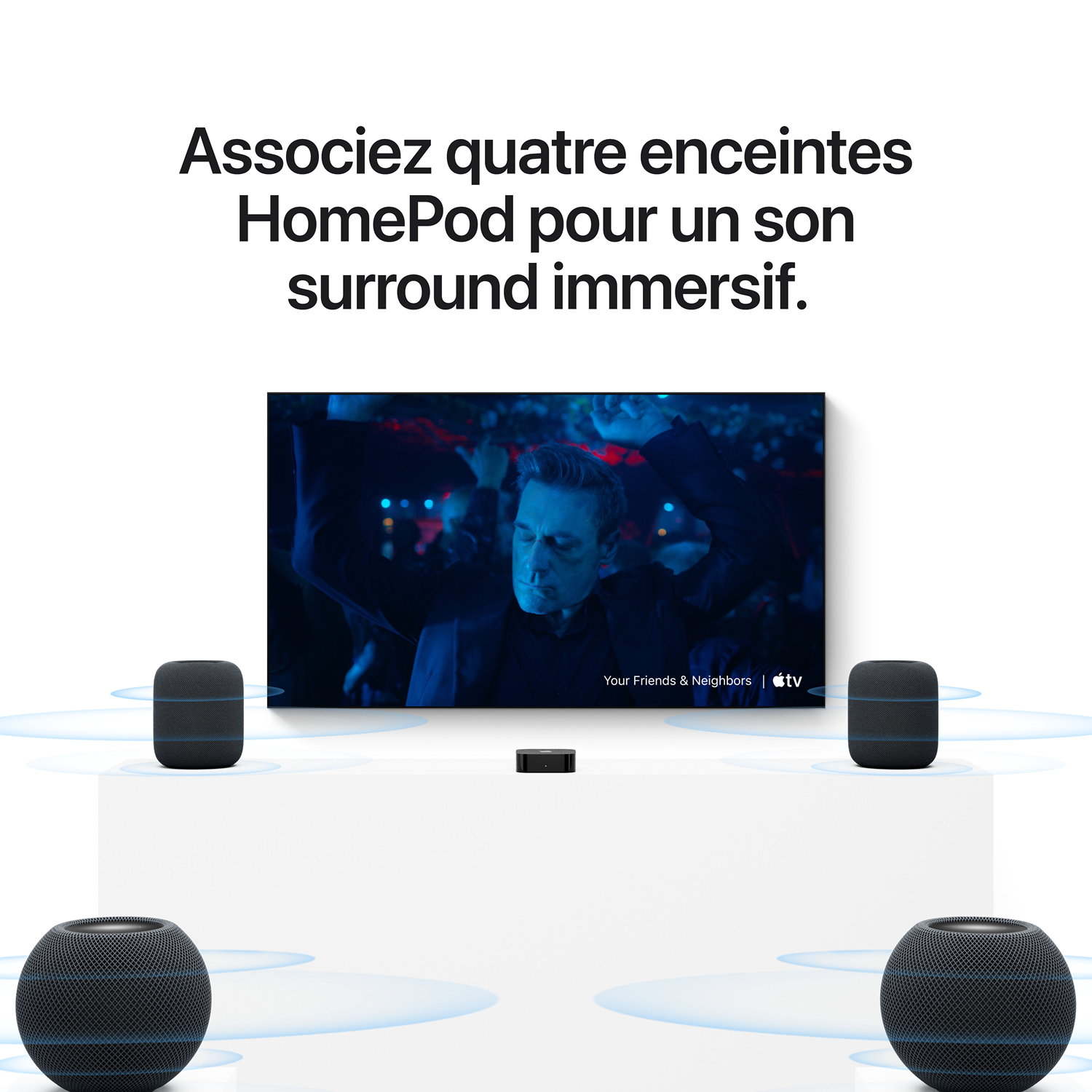 Quatre haut-parleurs HomePod sont disposés autour d'un téléviseur pour un son surround.