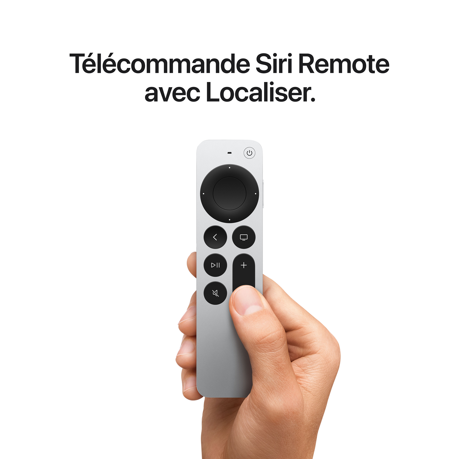 Une main tient une Siri Remote argentée avec pavé tactile noir sur fond blanc avec du texte français.