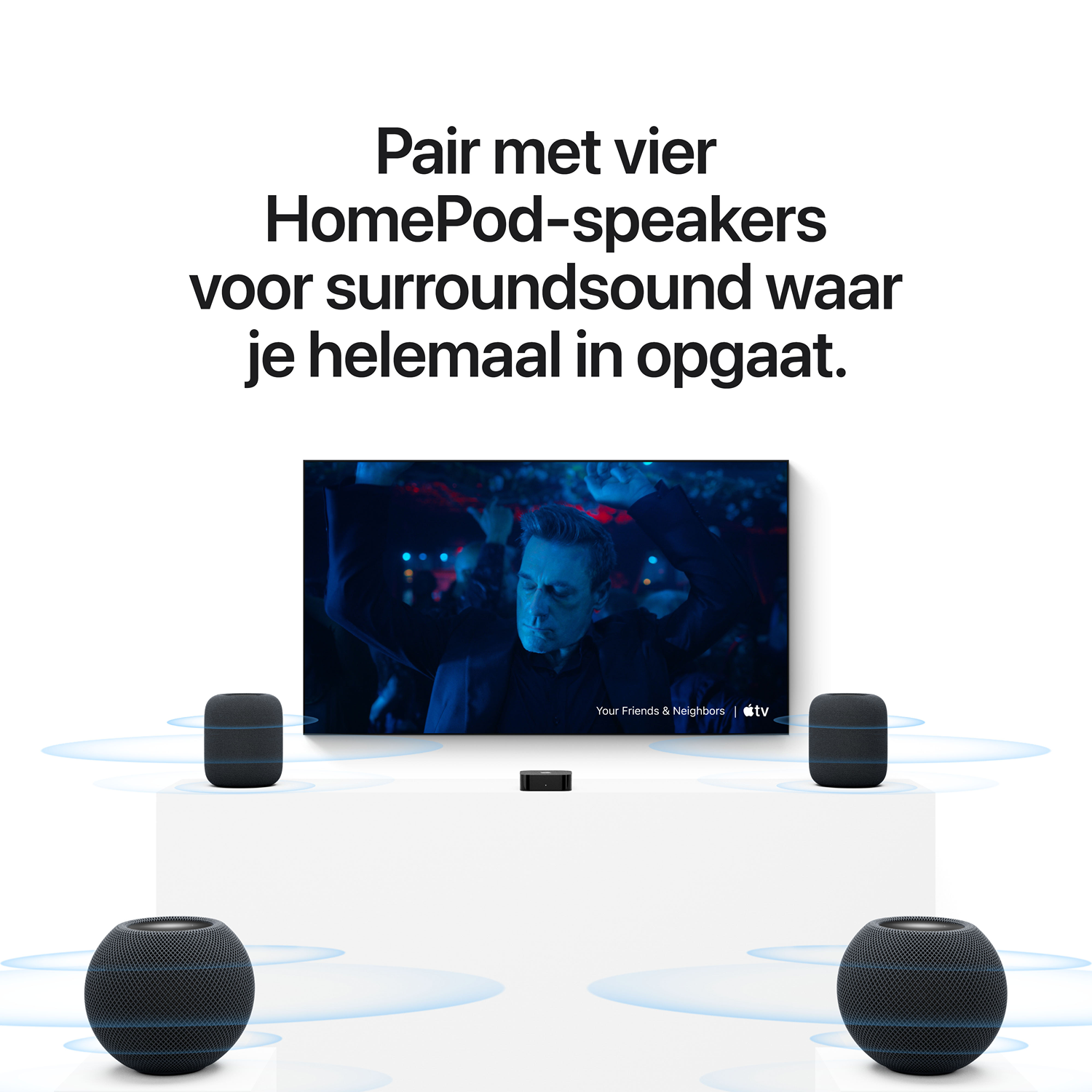 Vier HomePod-speakers rond een televisie met een filmscène voor meeslepend surroundsound.
