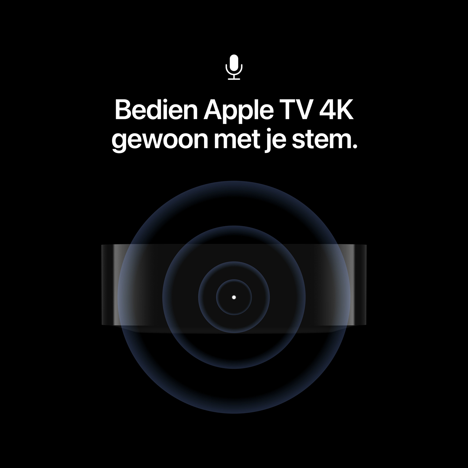 Zwarte achtergrond met witte tekst en een microfoonicoon over blauwe geluidsgolven.