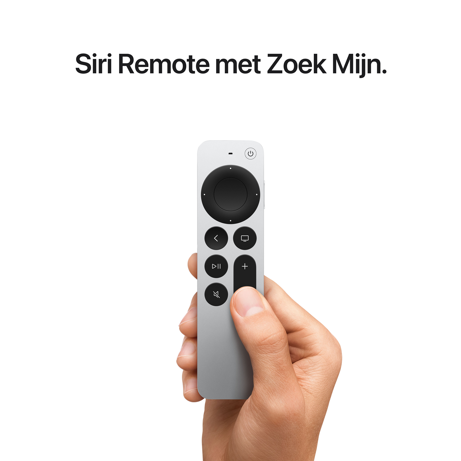 Een hand houdt een zilveren Siri Remote met zwarte knoppen tegen een witte achtergrond.