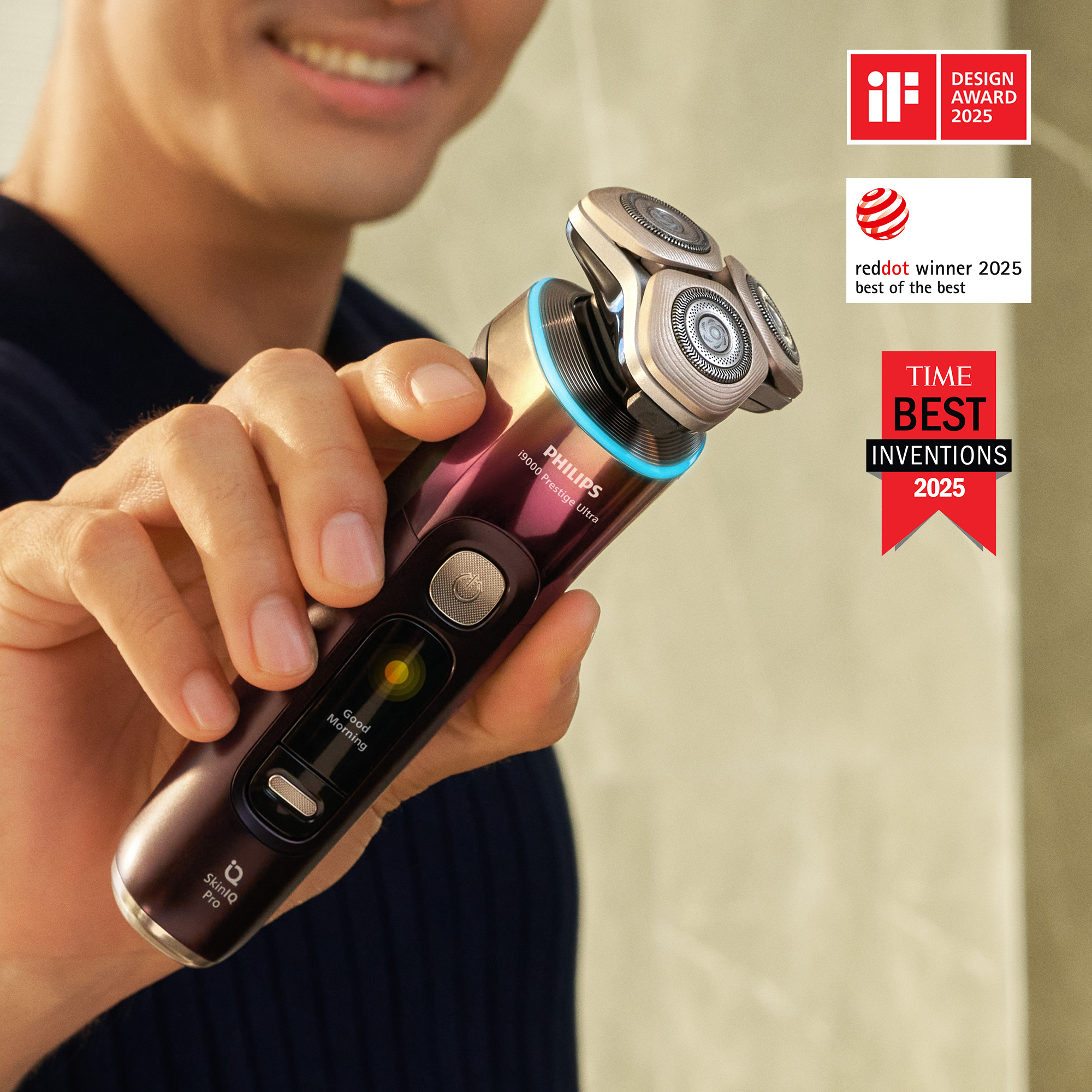 Un hombre sostiene una afeitadora Philips con premios a la derecha.