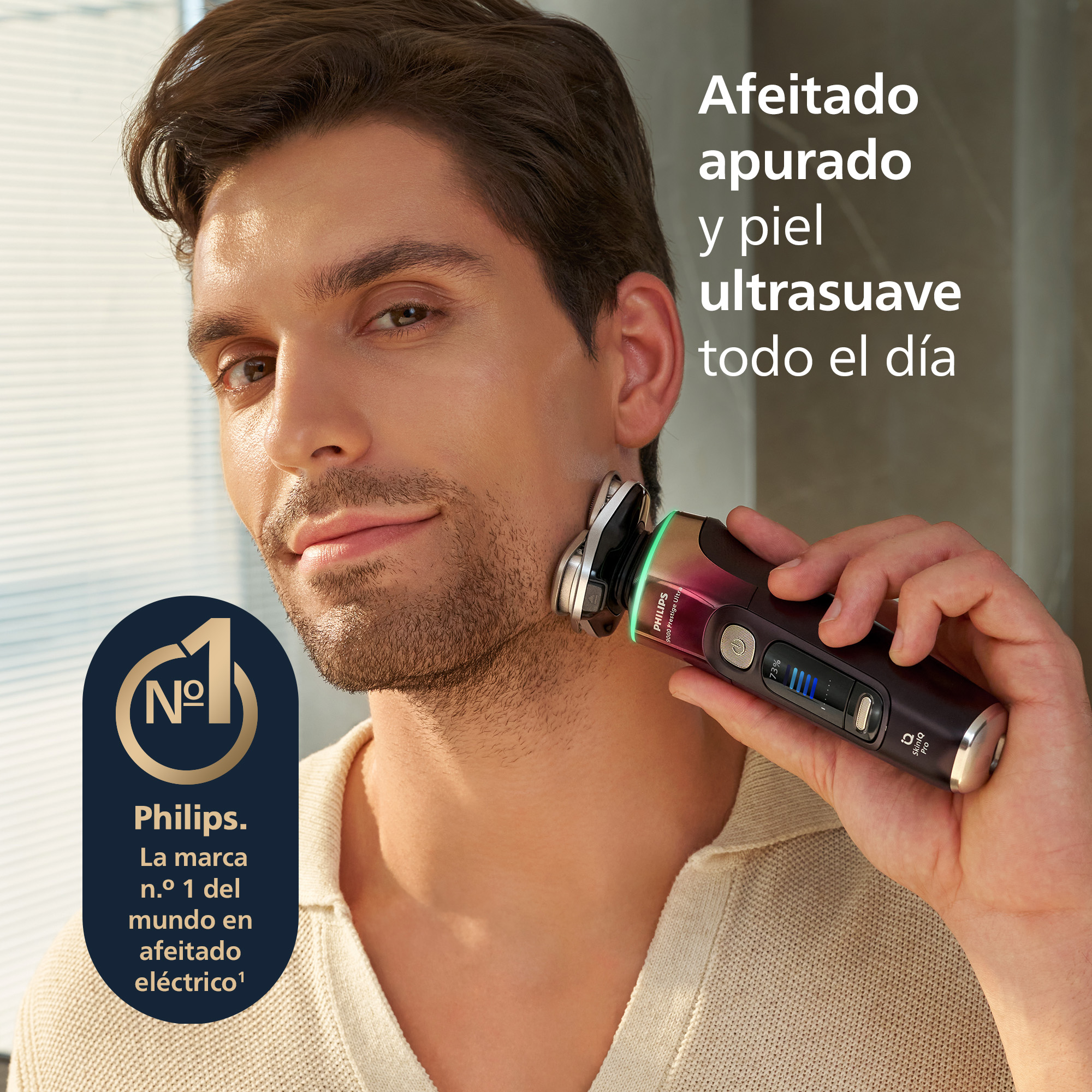 Un hombre se afeita la cara en el baño con una maquinilla eléctrica Philips.