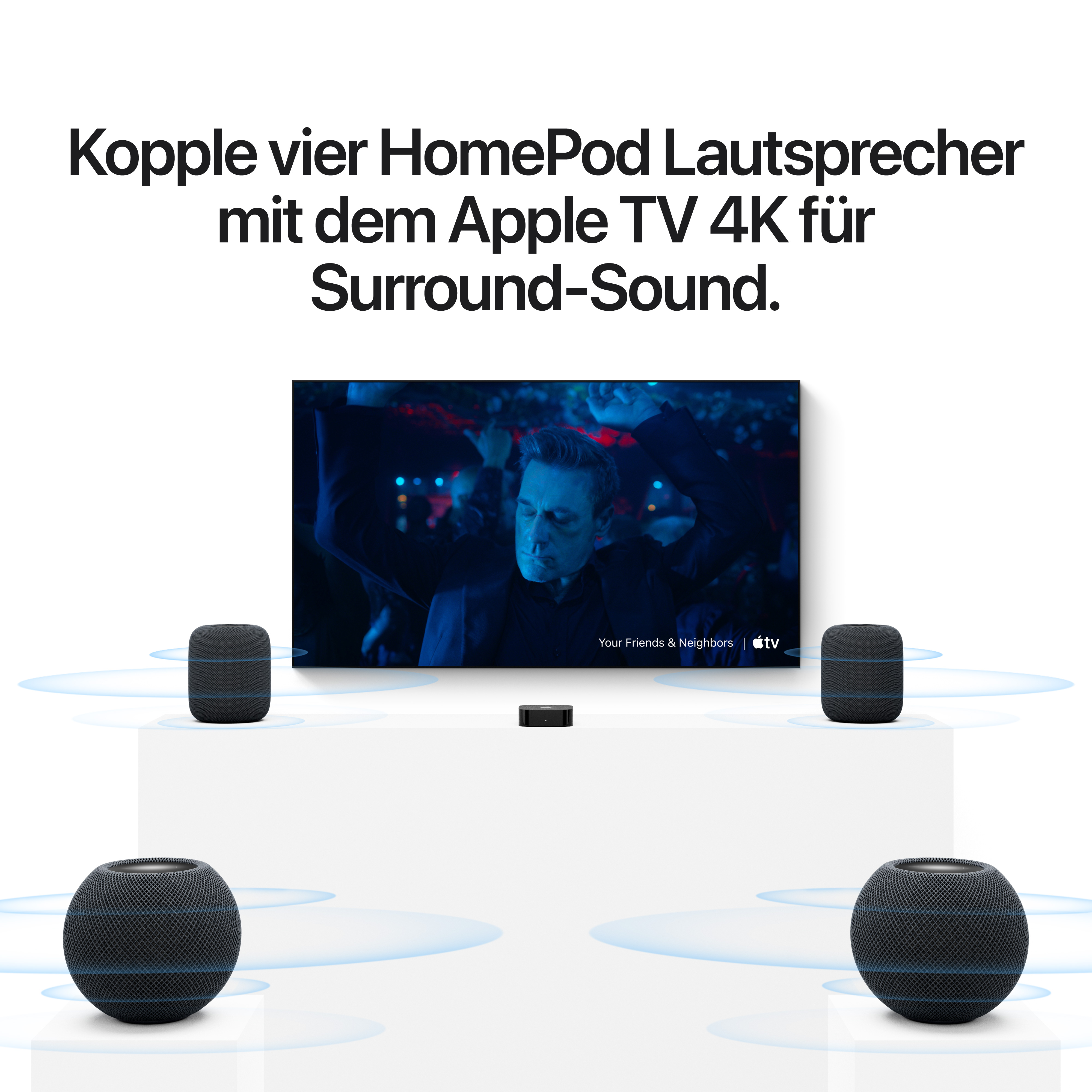 Vier HomePod-Lautsprecher und Apple TV 4K für Surround-Sound auf weißem Hintergrund.