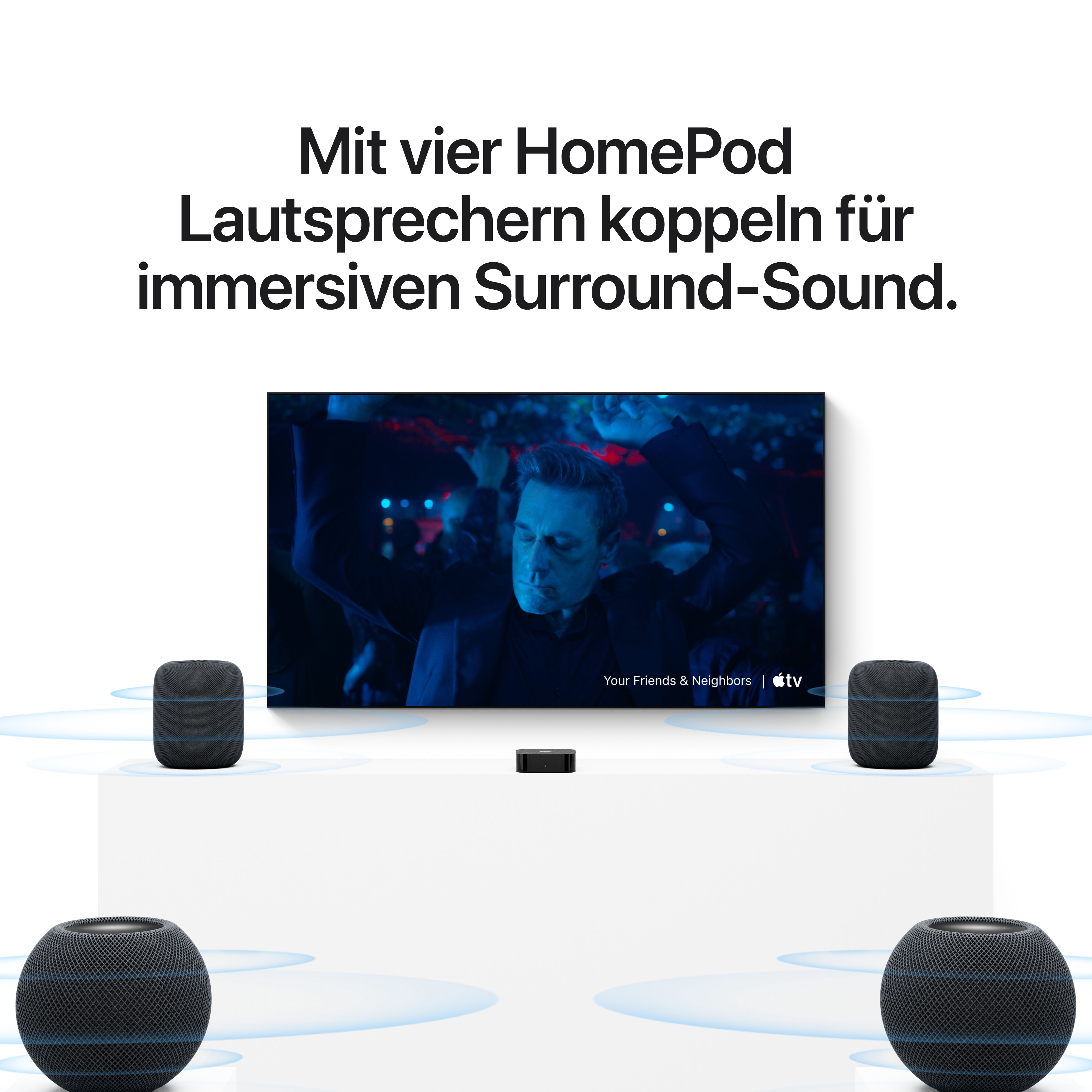 Quatre haut-parleurs HomePod placés devant un téléviseur.