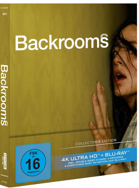 Ein Backrooms Blu-ray-Cover mit einer ängstlichen Frau, die ihre Hand an eine gelbe Wand drückt.
