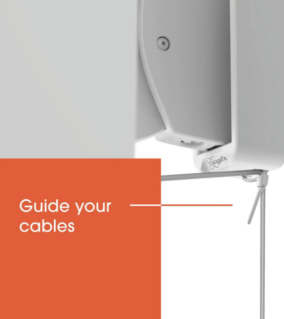 Nahaufnahme einer weißen Wandhalterung mit Kabel und orangefarbenem Infofeld.