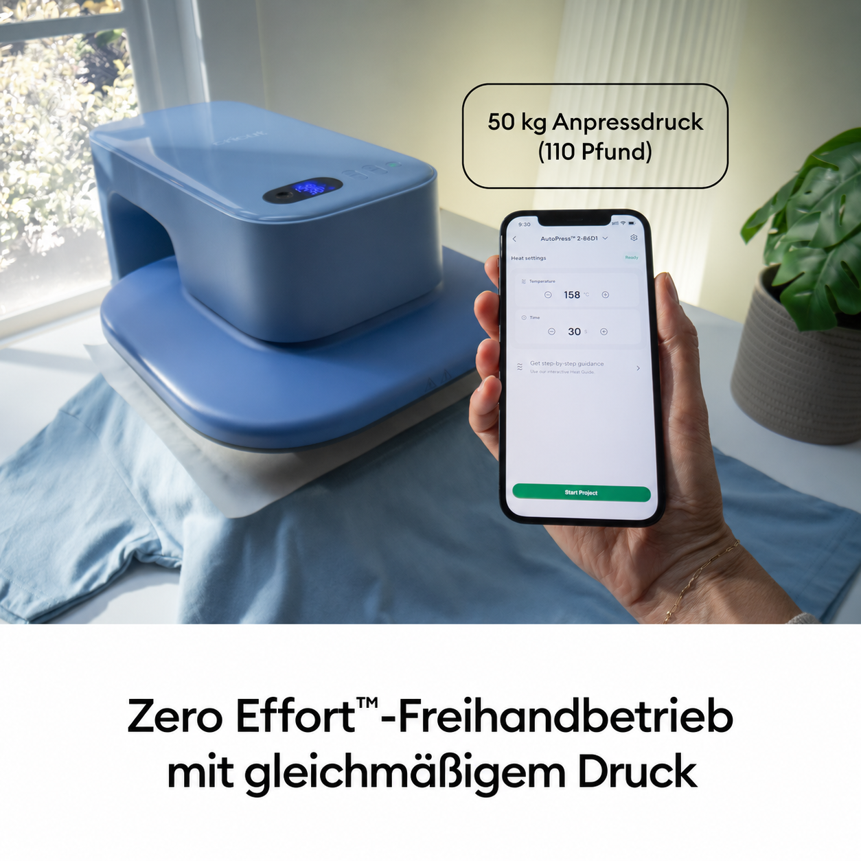 Blaue Hitzepresse und Smartphone mit App-Steuerung, daneben Text und Topfpflanze.