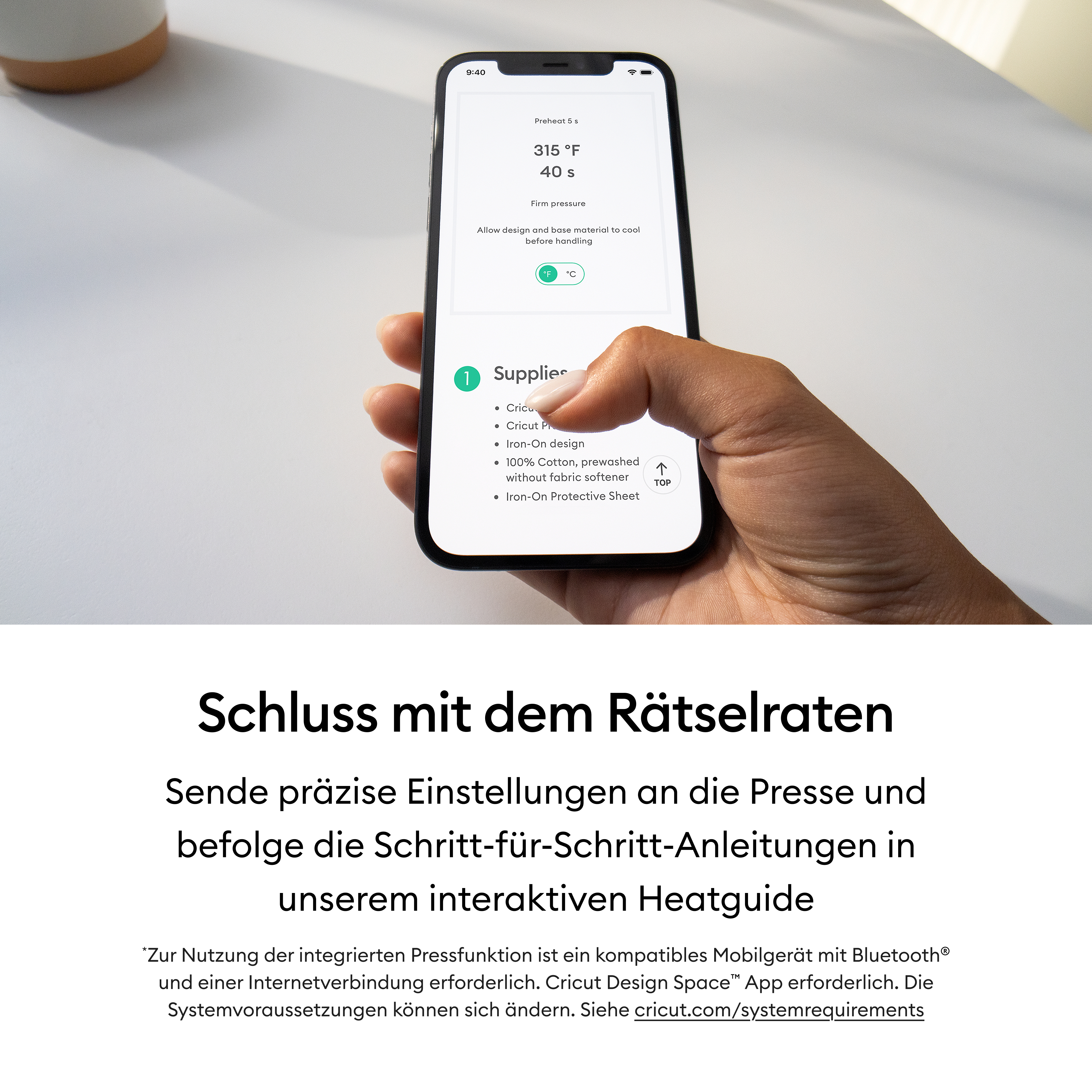 Eine Hand hält ein Smartphone mit einer Koch-App auf dem Bildschirm vor einem weißen Hintergrund.