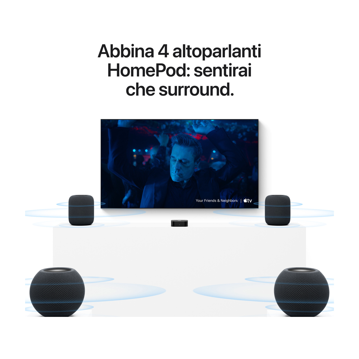 Quattro altoparlanti HomePod intorno a una TV con testo in italiano.